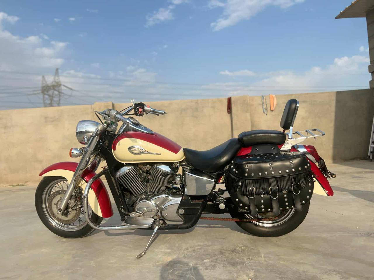 هارلي شادو 400 كير محرك مكفول مرقمة بغداد رقم قديم بس تحول يطلعلك جديد والتحويل ثاني يوم  نقصها بس كهربائيات العداد والاشاير هم وجايبلهن اشاير جديدات بعدني مفاتحهن ومشادهن هم انطيهن الباقي يخبل ودراجة حلوه رايدها ب23وبيها مجال تكدرون تتواصلون على هل رقم ***********
