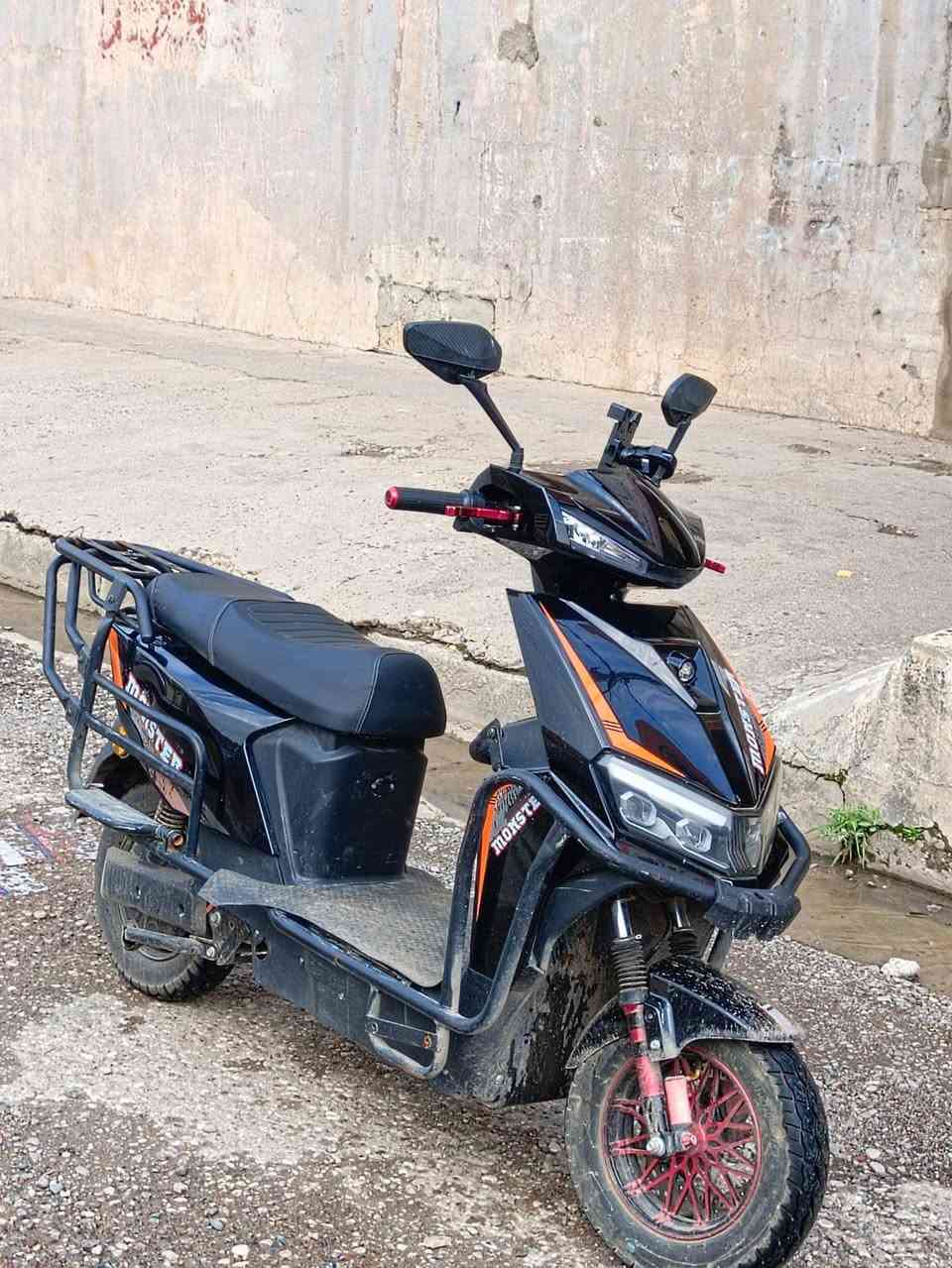 السلام عليكم 
ماطور شحن سكنس مدرع 
ملف 3500 شرط 
بطاريات 6 شرط 
عقل شرط 
ماشي 2200 كيلو بس 
سرعة 94 حقيقي 
ماطور كلو شرط شغال 
مكاني موصل حي الاعلام 
سعر 750 وبيه مجال 
للاستفسار خاص او 
***********
