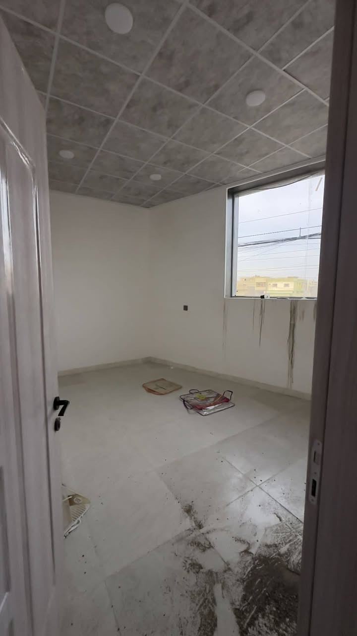 السلام عليكم 

شقة للايجار في حي السماح ال ٩٠ قرب مول التسعين بالجهة المقابلة

شقة طابق ثاني ركن على الشارع العام تحتوي على غرفتين وهول ومطبخ ،مجهزة بكاونترات

الشقة تصلح تجاري او سكني
بدل الايجار ٣٠٠ الف قفل

التواصل ***********اسيا ***********
