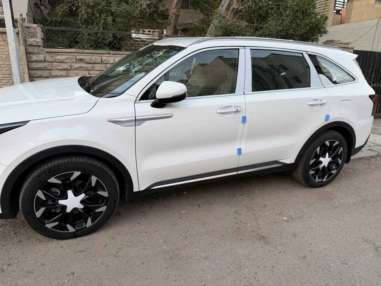 سورنتوا للبيع موديل 2025 خليجي وكاله الدوليه ام الضمان مال نصر دجله ماشيه 18 الف داتا شوب ويل 20 دبل كامره بصمات عدد 2 من الشركه على ايد وحده بأسمي تحويل ثاني يوم كفاله عامه من الضربه والصبغ فقط رصعه مسحوبه بيدي ار ممبينه ابد بس بالسونار تطلع والسونار موجود بالمنشور والباقي كفاله مكان السياره بغداد 
السعر/313$ 
للاستفسار/***********
