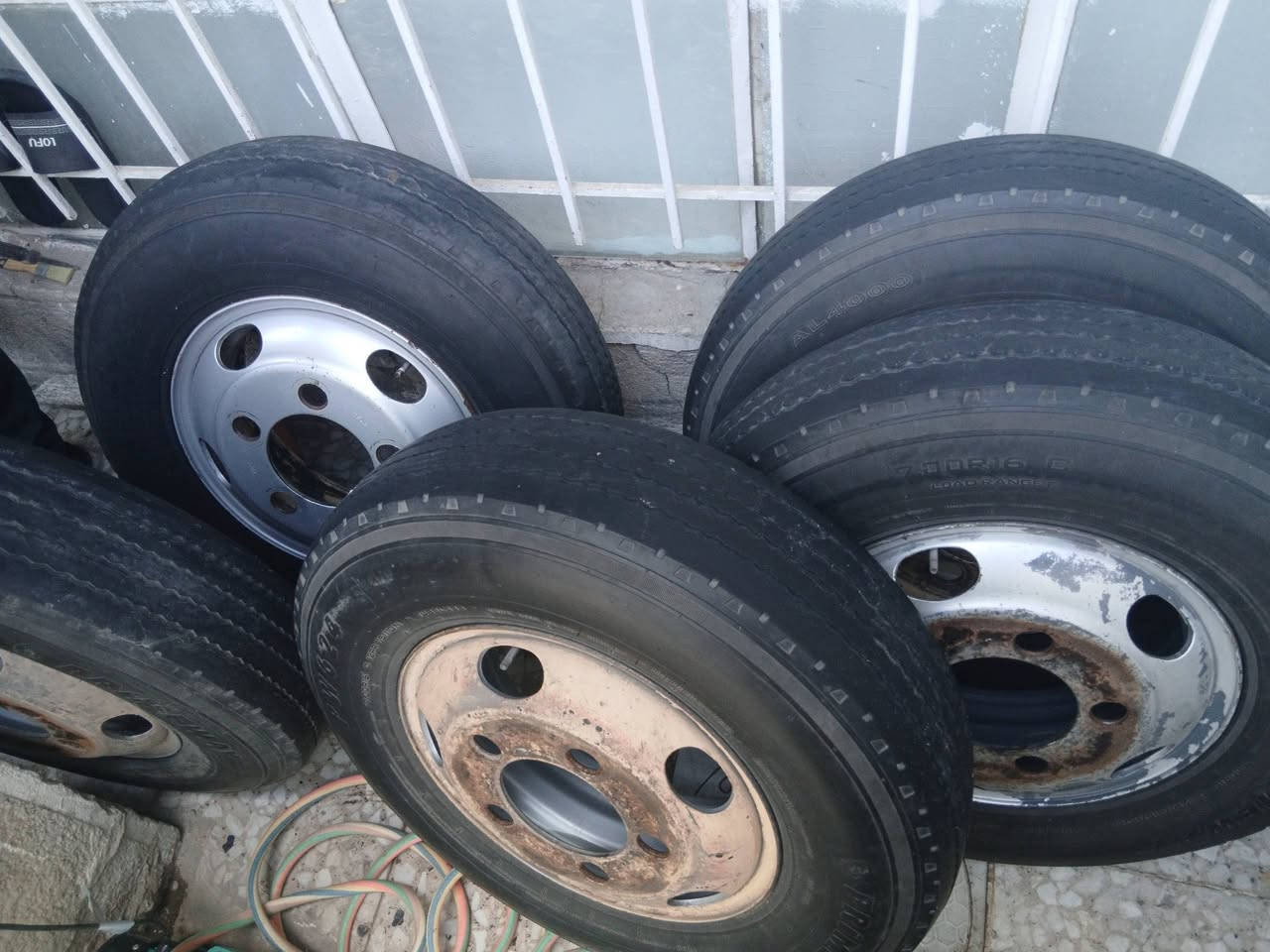 السلام عليكم تخم تاير زوج ياباني والباقي صيني ويل كنتر فتحه كبيره مصبوغات الاتصال ***********
