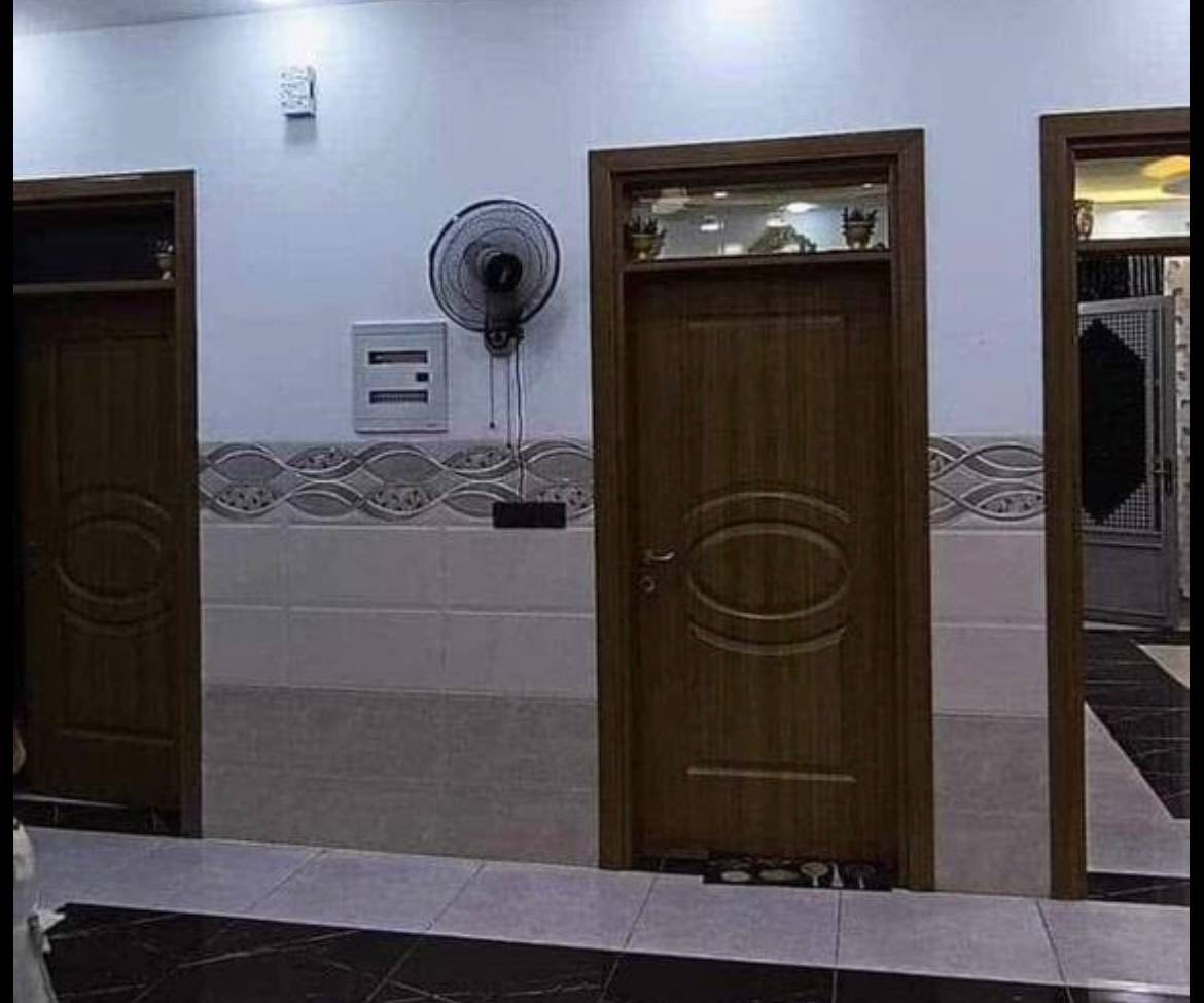 اعلان رقم  1
عمارة للبيع حي سومر قرب جامع قباء 

253م ( 22✖️11.5 ) بيت + ثلاث محلات + ثلاث شقق 
الوارد الشهري 1.200.000

💲السعر على تلغرام 
https://t.me/walidhamo
🏢 مكتب النجمة للعقار
📍 الموقع: بعويزة – قرب محطة السادة
📲 ***********
📲 ***********
