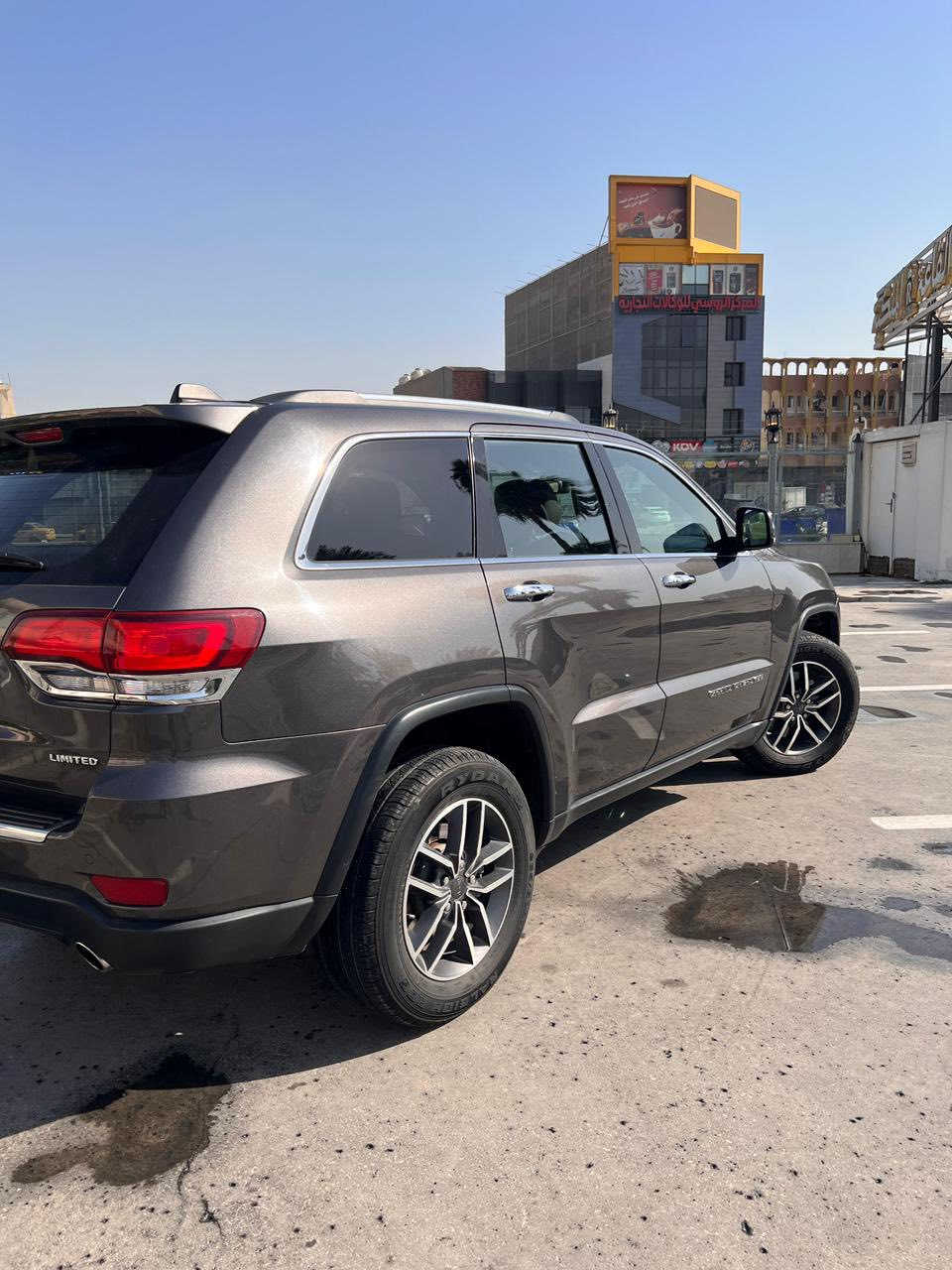 للبيع جيب موديل 2021 لمتد

🚙 جيب كراند شيروكي لمتد – فول مواصفات
• الموديل: 2021
• الوارد: أمريكي
• اللون: رصاصي / رمادي
• المحرك: V6 – 3.6L
• القير: أوتوماتيك
• دبل (4×4)
• الرقم متحول على الشكل الجديد
🛑 الضرر: جاملغ + شوية بنيد
🔧 الكفالة:
• كفالة شاصي
• كفالة مكينة
• كفالة كير
• ايرباك بي ضرر
📊 عداد المسافة:
• 57 ألف (ماشية)
⭐ المواصفات:
• نقطة عمياء
• فرش مقاعد جلد
• ذاكرة حفظ وضعيات الجلوس
• المقاعد الأمامية تدفئة
• تدفئة ستيرن
• ويل قياس 20 إنج
• سقف سلايد
• شاشة كبيرة 8.4 إنج
• نظام ملاحة (GPS)
• مصابيح أمامية زينون
• LED لايد
• كشافات ضباب بروجكتر
• تشغيل عن بعد
• صندوق خلفي كهرباء
• حساسات خلفية
• كاميرا خلفية
• مرايا جانبية كهرباء مع خاصية التعتيم
• بلوتوث
• مثبت سرعة
• رادار أمامي
• نظام تشغيل وإطفاء أوتماتيكي للمحرك (Auto Start)
• نظام بريك أوتماتيكي (Auto Brake)
💰 السعر:
265$
➡️ ٢ شَدّة و ٦٥ ورقة
📍 المكان: بغداد
📞 الهاتف / واتساب:
***********
