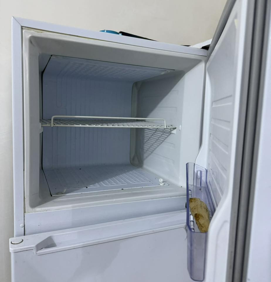 يالله. 
كاونتر وسنك كلش نضيف سعر ١٣٠
ثلاجه اخت الجديده شغاله استخدام قليل السعر ١٨٠
***********
