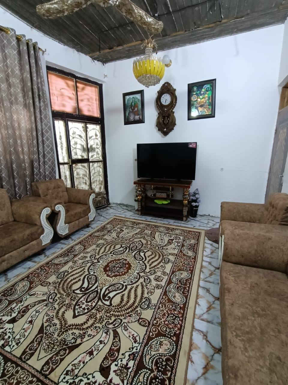السلام عليكم 
بيت ١٠٠ م ركن واجهية مثل ماموضح بالصور غرفة وصالة ومطبخ وبراني وصحيات داخلية وخارجية كونكريت مسلح عالي عن الشارع بالاضافة تبليط وماء وكهرباء ومدارس وكافة الخدمات 
السعر خاص وبي مجال للشراي 
او للتواصل على هذا الرقم ***********
