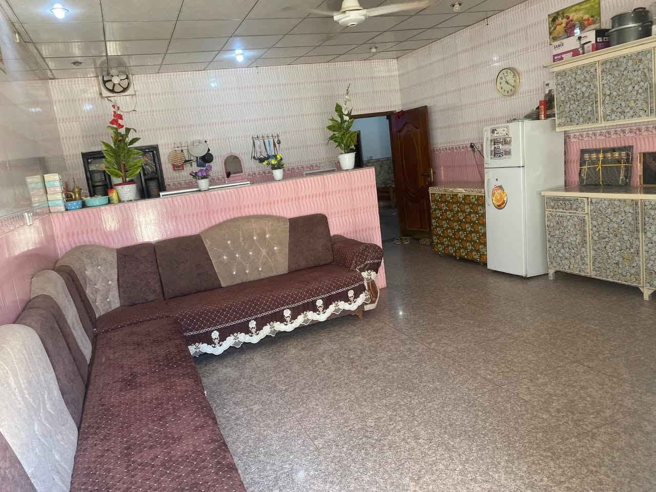 دار للبيع – موقع مميز
📍 الموقع: تكريت – الديوم
📐 المساحة: 300 متر
📏 الواجهة: 10 م
📏 النزال: 30 م

مواصفات الدار:
 • صالة داخلية واسعة
 • غرفة ضيوف (خطار) كبيرة جداً
 • 5 غرف نوم
 • مطبخ بنظام حار وبارد
 • حمامات داخلية وخارجية
 • موقع مميز جداً على شارع مبلّط
 • الشارع المقابل بعرض 30 م

قريب من:
 • جامع الشفيع محمد
 • مستوصف الديوم
 • المدارس
 • السوق
 • العيادات

💰 السعر: 200 مليون (قفل)

🔍 المعاينة متاحة، وتكدر تشوف الدار بعينك وتدققه بالكامل
🏢 وإذا تحب تقييمه عن طريق المكاتب العقارية، ماكو أي مانع

📞 للاستفسار والمعاينة:
***********
***********
