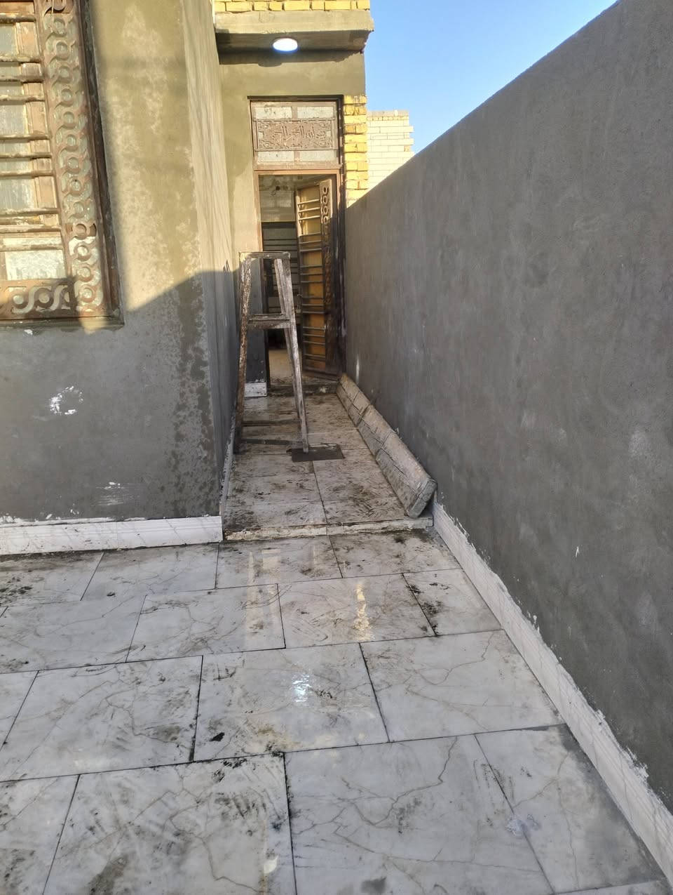 متفرغ عمل
لبخ سمنت وصطار جص وسقل وطلس ونثر
ومخمر عمل درجى اولى 
***********
