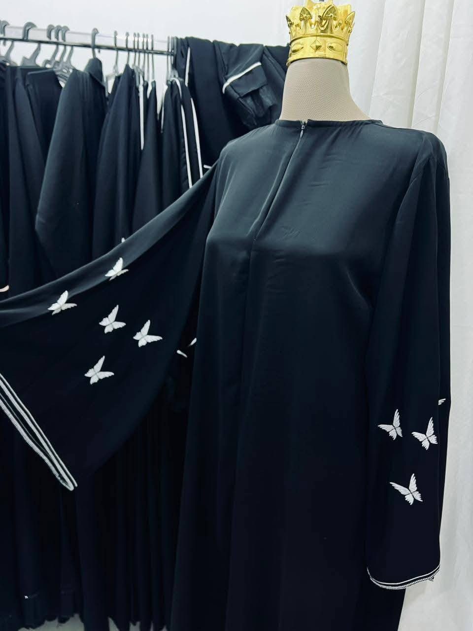 توفرت العبايه جرجيت الفرسان  لمسه حرير ✨🔥
 جمله +مفرد  ✨
السعر مفرد  25 وي التوصيل جميع المحافظات 
جميع القياسات متوفره 
للحجز واتساب ***********
