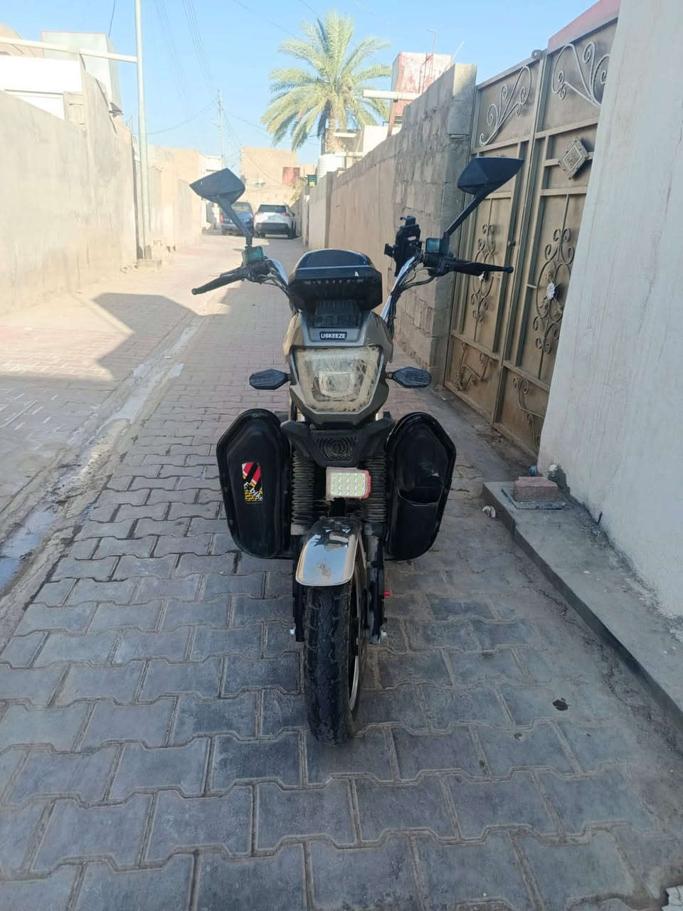 موطور شحن بعده جديد فقط يحتاجله تاير خلفي اخذته من الجمعيه وبطارياته كلهن جدد سعره ٥٠٠وبي مجال بسيط. 
***********
