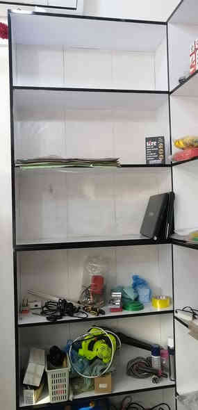 فاترينات عدد5 أرتفاع 2ونصف متر عرض 90 نزال30 مع ميز متر ونص أرتفاع متر ربع النجف حي الرحمه شارع عشرين  سعر الفاترينه الواحدة 50 الف دينار رقم *********** وعلمن الفاترينات يرهم محل غذائية موبايل صيدليه
