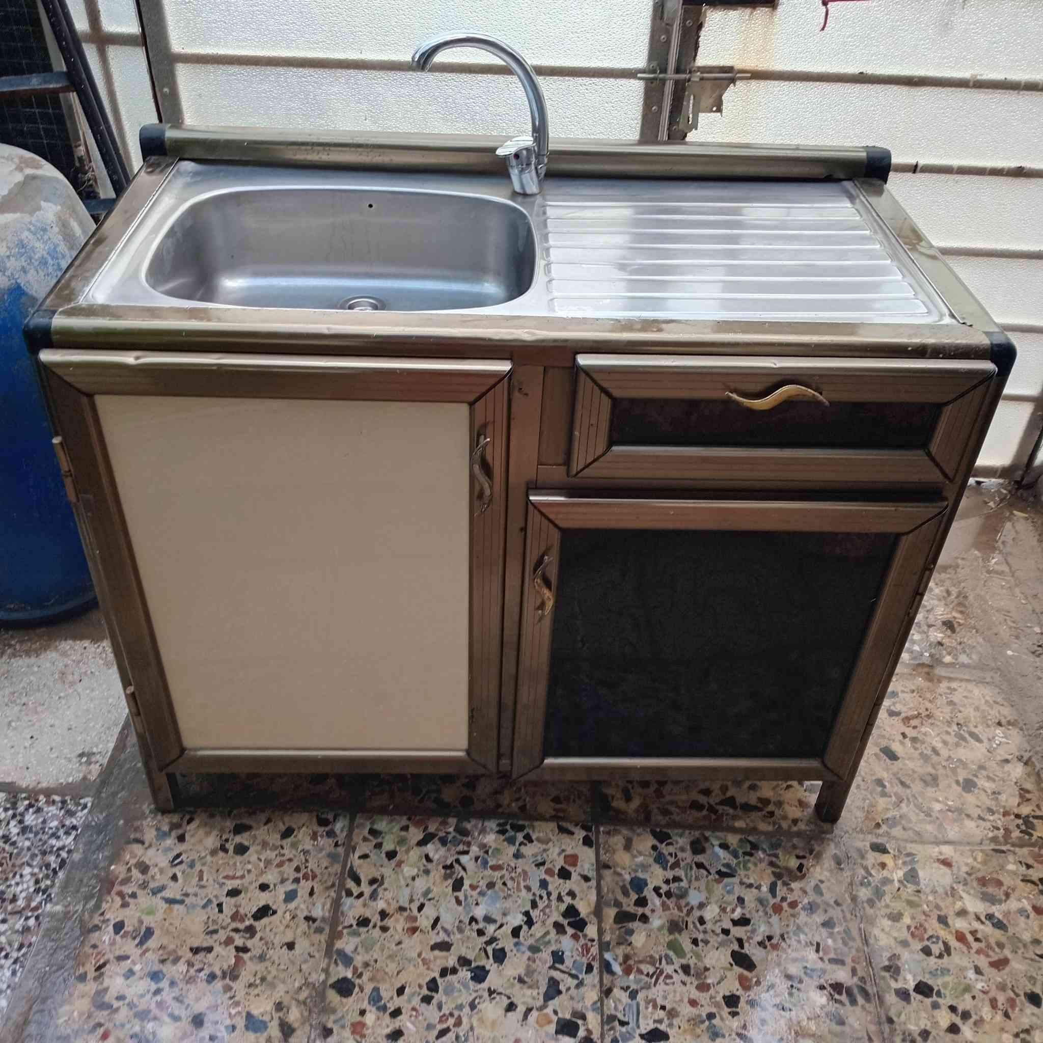 سنك وميز طعام وميز بلازما للبيع


**إذا كنت صاحب هذا الإعلان وتريد حذفه لأي سبب، رجاءا أرسل رسالة إلى الدعم الفني**