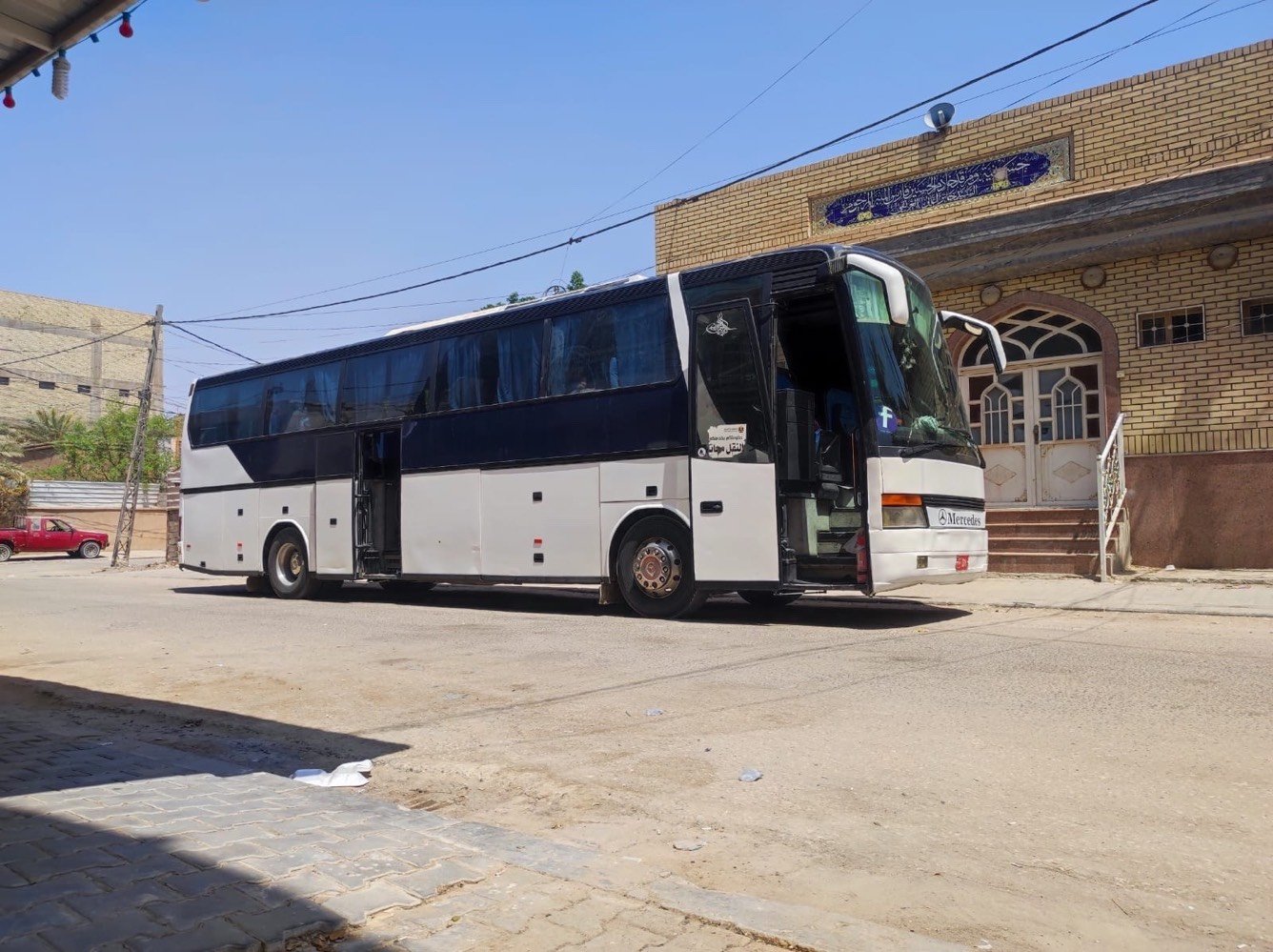 السلام عليكم ستره الفينيه سنويه 2001مارس رقم انكليزي الون ابيص ملوان بسمي عداد الركاب 49راكب خط وبحث جداد بصره نجف مكينه استاندار 8سرندر كير صطر اربعه بربعه تبريد شباح جبير تخم تايار باتريات جداد سياره جاهزه العمال شغاله عل وفود
بيع او مراوس حسب القناعه سعر الباص 300ورقه يعني 3دفاتر 
وهاذه رقم مالك الباص /***********/ بي واتس اب وربي يرزق الجميع
ما هو موديل الحافلة وسنة تصنيعها؟: 
2001
هل هناك أي صيانة حديثة أو قطع غيار مستبدلة حديثاً؟: 
لا
أين موقع البيع في العراق؟: 
النجف حي المكرمه 
ما هو السعر المطلوب للحافلة؟: 
300 ورقه إذا وجد مراوس بسياره صغيره 