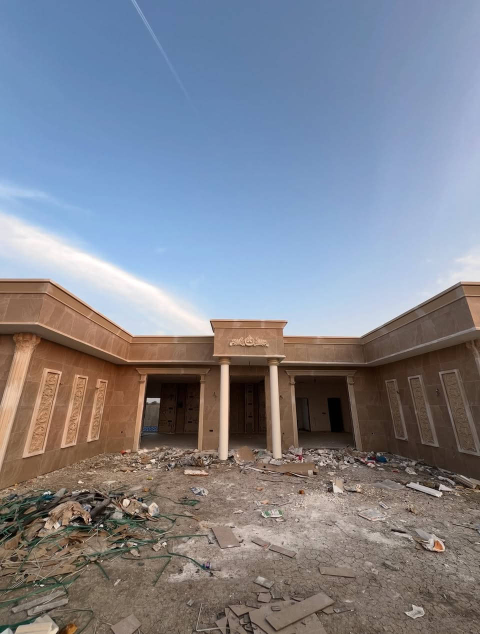 مزرعة للبيع بغداد الرضوانية معمل زينب شارع رابع مساحه دونم واجه 33متر ونزال 77متر  تحتوي على دار مساحته 260متر يحتوي على 3غرف نوم ماستر وصالة كبيره ومطبخ وصحيات ومخزن وتحتوي على مسبح داخلي مغلق قياس 5*8متر ومسبح خارجي معا جلسه قياس مسبح 6*13متر وتحتوي على جلستين خارجيه وكراج وحديقه وأشجار النخيل وتحتوي على غرفة حارس ومولده مجهزه بكامل غرفه وصحيات مفروشه ومجهزه سبلت وتحتوي على مولد كهرباء كبير 35 كيڤي المزرعه قيد الإنشاء باقي شهر وتسلم كامله المشتري يستلم مفتاح جنس الارض طابو زراعي سند 25 فتح بيان وتحول بسم المشتري المزرعة متعوب عليه كلش.
متوفر عروض بكافة مساحات دوانم ومزارع اي شخص عنده عقار للبيع يتواصل ويانا استفسار اتصال او واتساب 
***********
