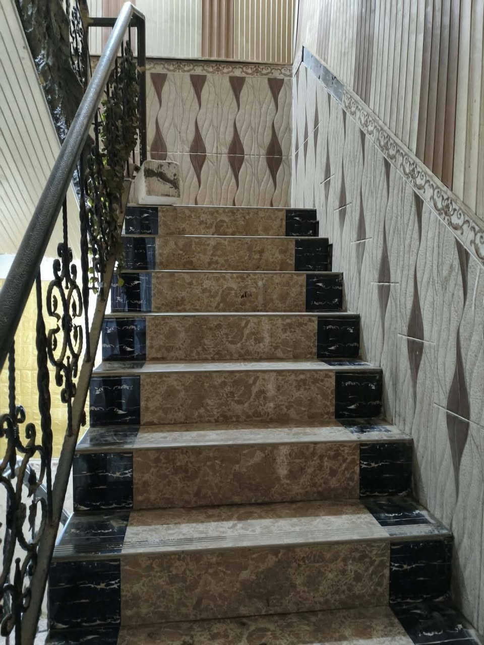 #اعــــــــــــــــــــــلان 
#بيت_للايجار 

⭕️يتوفر بيت للايجار في شارع المكاتب البيت سابع فرع عن سوك الجمهورية 
يتكون البيت من طابقين غرفتان واحدة في طابق الارضي و 2 في طابق الاول 

⭕️خدماته* 
هناك 2 براميل ماء واحد طابق ارضي والثاني في الاول منها ماء حلو وماء اعتيادي حسب رغبة المؤجر

⭕️سعر الايجار ٦٥٠
لكن أن يكون دفع الماء والكهرباء على المؤجر  مساحته 54م
للإستفسار اكثر مراسلة الصفحة 

#عقارات #البصرة #عقارات_البصرة


**إذا كنت صاحب هذا الإعلان وتريد حذفه لأي سبب، رجاءا أرسل رسالة إلى الدعم الفني**