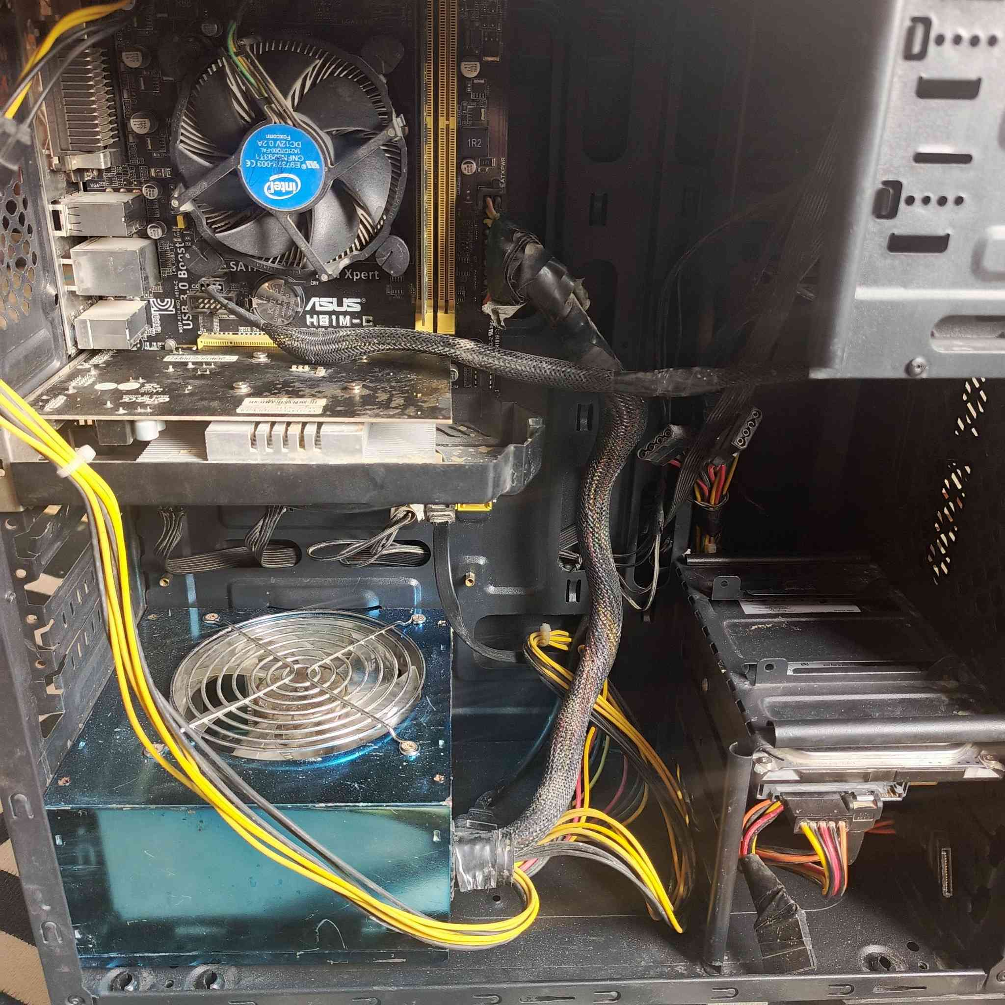 كيس للبيع اكتب سعرك 
🛠 المواصفات 
المعالج: Intel Core i5 (الجيل الرابع) - أداء قوي ومستقر.
المذر بورد: ASUS H81M-C (ماركة أسوس الغنية عن التعريف).
الرام: 4GB DDR3.
كارت الشاشة: AX-GT430 (منفصل) - 
الهارد: 500GB HDD - 

واتساب ***********
