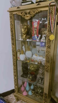 للبيع • مع غراضه • خزانة