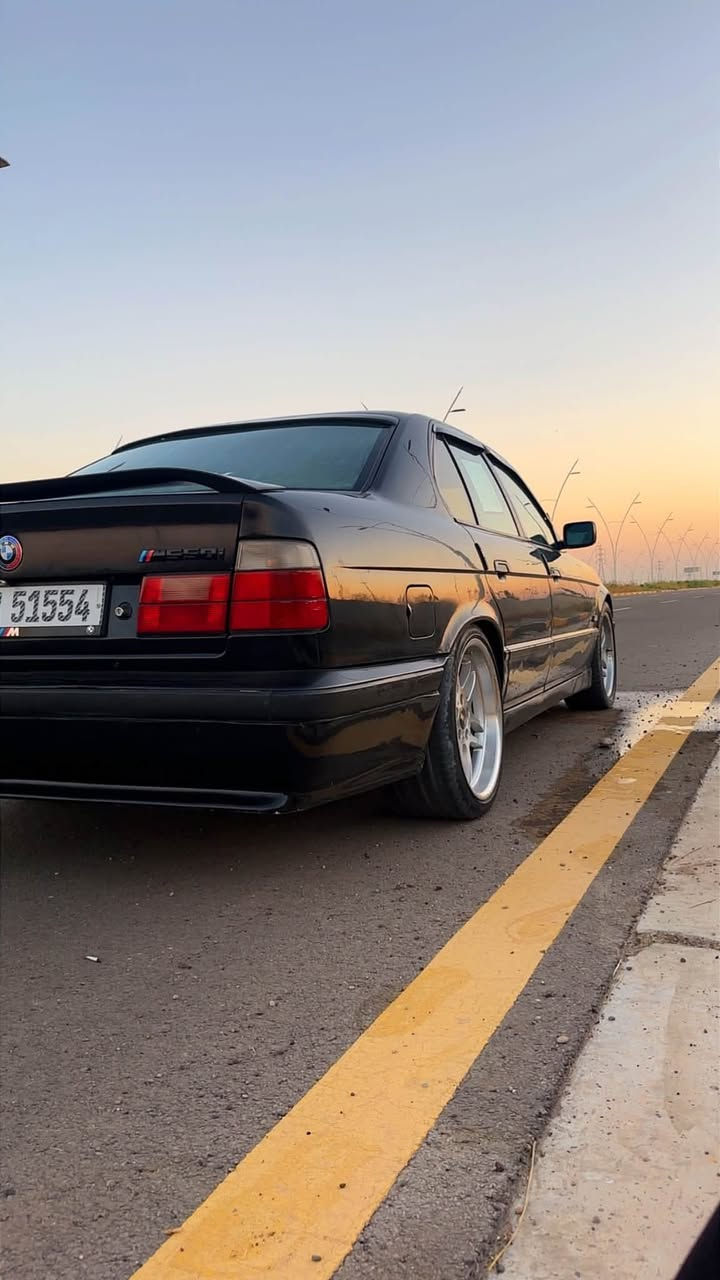 السلام عليكم. مرواس ب 8 سلندر حصراً
BMW 525 اصل وفصل 
موديل 1991 ومحدثها كلها شلع 1995 
رقم صلاح الدين انكليزي تحويل ثاني يوم 
مكينه جديده لوك 
كير خير من الله 
صدر وحداديه كلها جديد اصلي امامي وخلفي 
غرفه صاج وايرباك وجلد وقماش شكل واحد متخمه جديده 
سلايت شغال 
بك لايت اشاره بيضه اصلي ديبو 
لايتات بوش اصلي وزنون 
تدفئه وتبريد منضومه كلها جديده بدلتها وكمبريسر 8 سلندر 
ثلج ❄️ 
اكسل خفيف ورون ناصي 3.23 يصير مبي شلعه بس بالمعدل قويه. يخلي المكينه مرتاحه وما بيها مصرف بانزين 
منضومه بانزين وهوه وجوينات ماء كلها جديده مشتغله قبل شهر انسه شي اسمه حماوه ثابته جوه النص تبريد او بدون. 
كهربائيات كلها بلاديه مو ملزكه 

تخم تاير وويل خليه او إذا يعجبك ال M الشكلين موجودات وياها 
لا خياس ولا ضربه ولا هل سوالف سياره جديده امانت الله صارف عليها صرف جناي مو بيع وشراء وسياره جديده مو تلزيك وتنومك بحي صناعي بس اني ركاب 8 سلندر واريد اراوسها.  نواقصها طوافه بانزين وملكيت بس تجاري وما اشدلها حاجه تجاريه ودرايم شفت واحد صفحه اليمين وبطانه بنيد لان مشكوكه 

ومصورها فيديوات كلها كدامكم والنضيف مبين 

مكانها سامراء 
وهذا رقمي ***********
