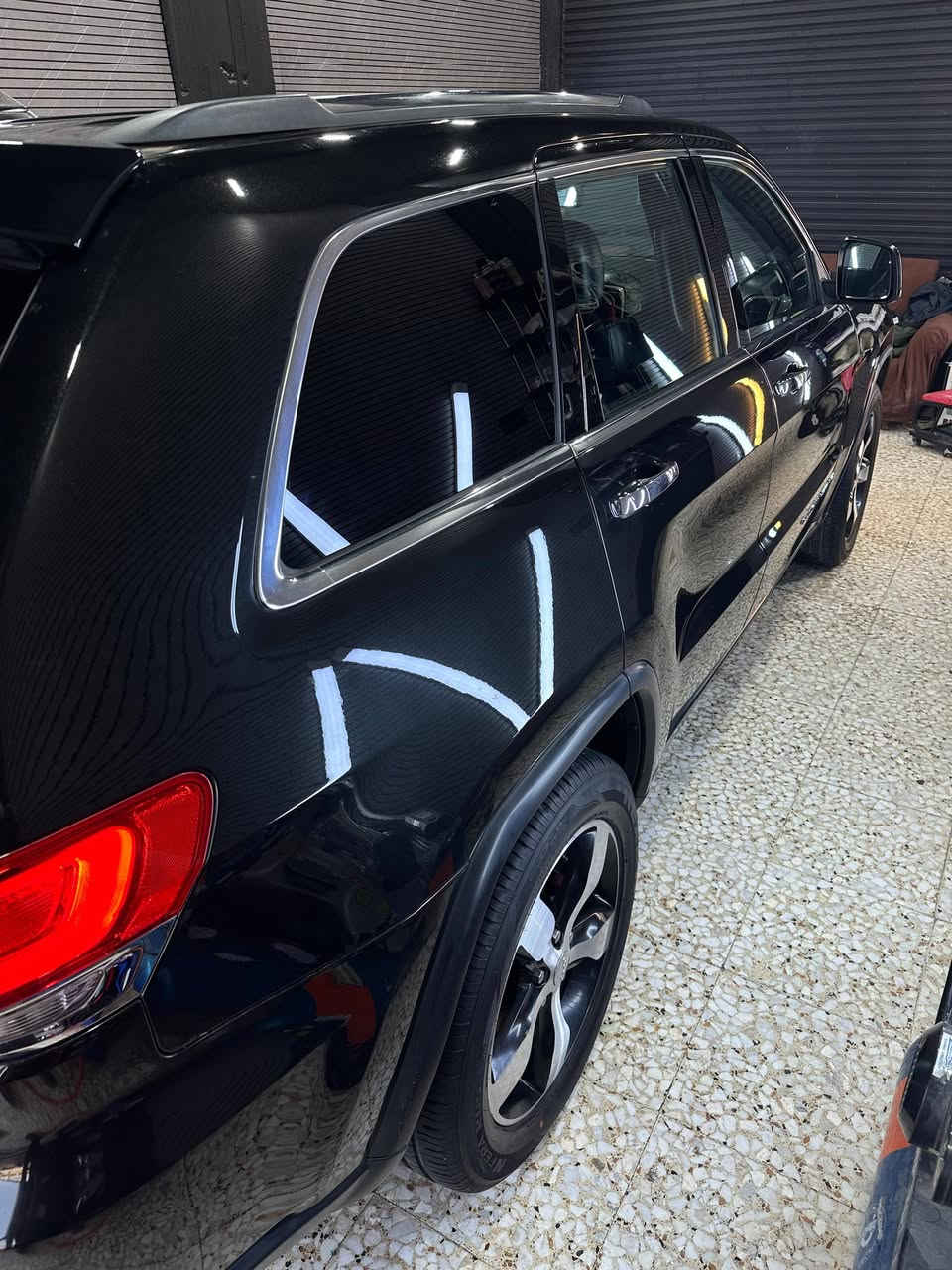 سلام عليكم للبيع جيب كراند شيروكي ٢٠١٦ رقم بغداد بسمي السياره جديده بمعنى الكلمه داخله للعراق حادثه دعاميه بدون دواخل نهائي بس هنا بلعراق انصبغ بيه ٣ قطع جاملغين وبنيد اثر طخه خفيفه كير ومكينه وحداديه مكفولات والكشر بل باكيت للبيع او مراوس حسب الرغبه للاستفسار ***********
