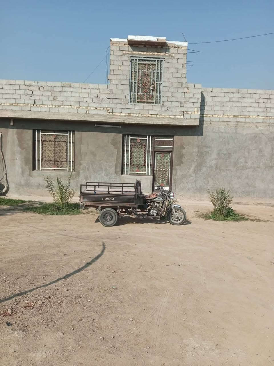 دونم للبيع + بيت مساحه البناء 350  المكان كربلاء البراهيمية قريب شارع الرابط ركن تبليط للباب مكون من 
غرف نوم 3 قياس 6  في  4 
مطبخ 4 في 4
صاله 14 في 5 
استقبل 10 في 5 
صحيات داخليه وخارجيه  حدائق وكراج  يتسع 3 سيارات 

للاستفسار اكثر الاتصال عله الارقام 
***********  ابو علاء 
*********** عباس
