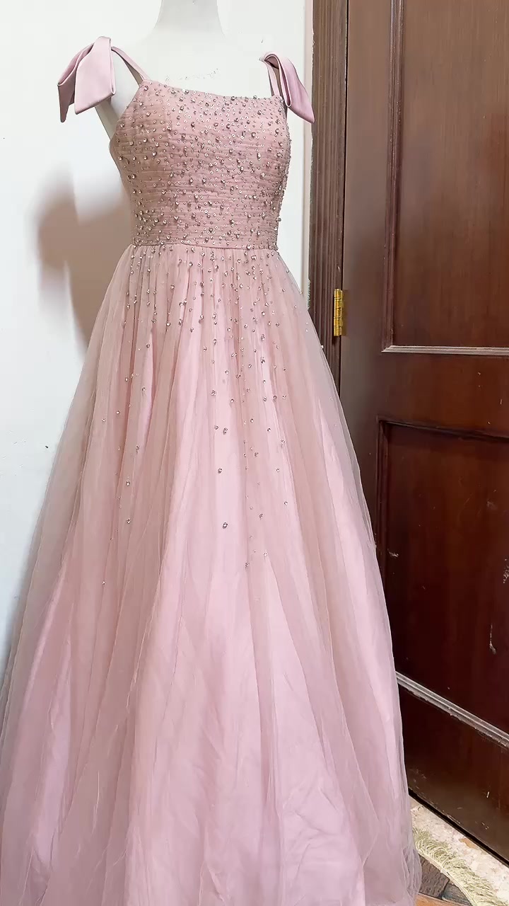 السلام عليكم فستان مستعمل للبيع  من تصميم Vivid Flair لابسته ساعه وحده بس اني مسويه تعديل بسيط لمديل الفستان حته يصير انزك وموجوده صورة المديل الاصلي قياس 40 يلبس من وزن 60 لل65 ويصير تسويله قياطين ويلبس وزن اكثر من هيج مشتريته ب150 الف وابيعه ب75 الف اليريده يتواصل ع رقم ***********
