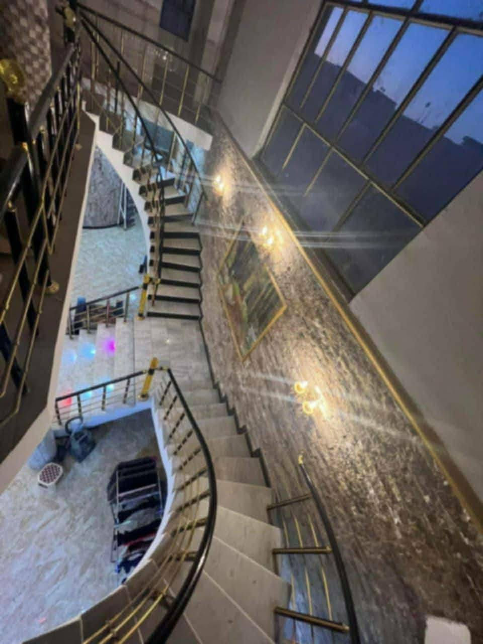 دار للبيع طابو زراعي سند الموقع شارع 80 ركن خير محطة الاضواء المساحة 400 متر مربع 9 غرفه نوم هول صالة مطبخ ومجمع صحيات عدد 3 للاستفسار مكتب النبل للعقار والبناء والهندسه
*********** واتساب 
***********
