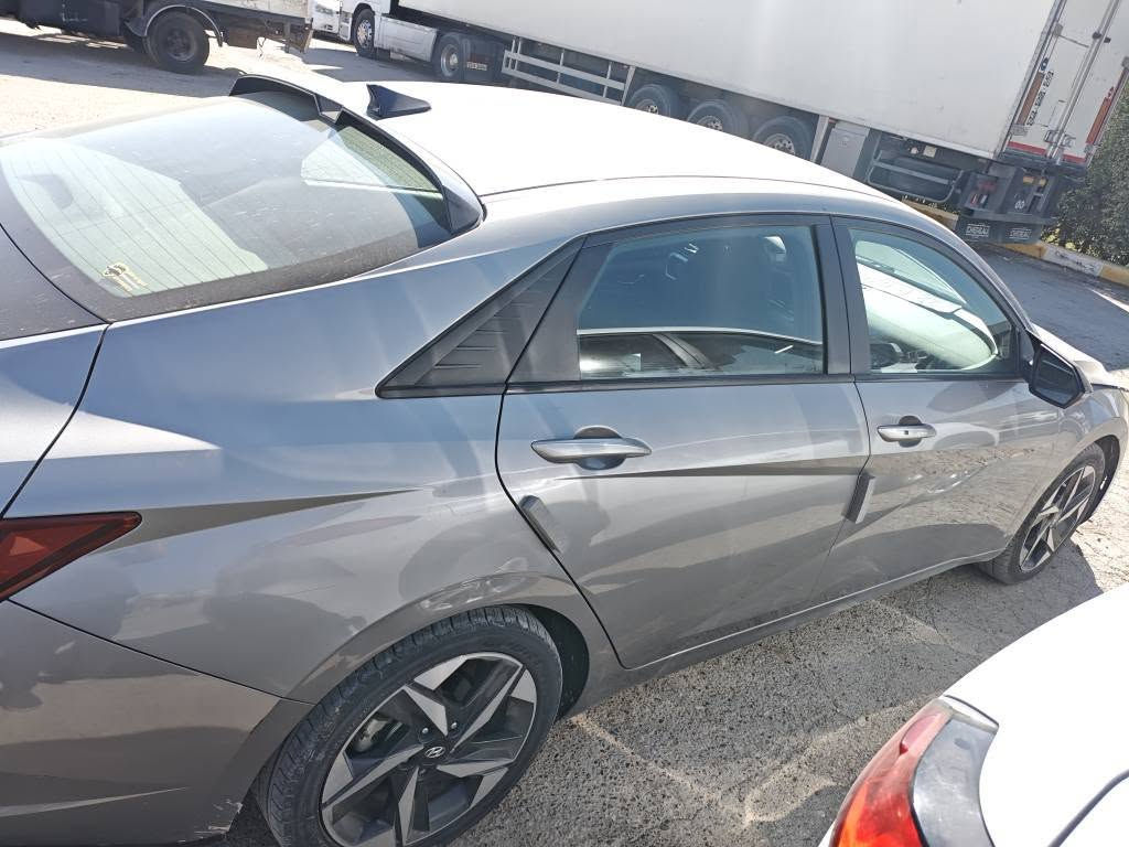 السيارة بحالة ممتازة وجاهزة للاستخدام، تجمع بين الأناقة، التكنولوجيا الحديثة، والاقتصاد في الوقود.
⚙️ المواصفات الفنية:
الموديل: 2023.
المحرك: 2000 سي سي (2.0L) دوش (DOHC).
المسافة المقطوعة: 63,761 ميل فقط.
رقم الشاصي: KMHLS4AGXPU408515 (مرفق للصورة لضمان الشفافية).
✨ أبرز المميزات والإضافات:
المقصورة الذكية: شاشة عدادات رقمية بالكامل مدمجة مع شاشة لمس وسطية كبيرة.
أنظمة الأمان والسلامة: رادار، نظام الحفاظ على المسار، وتنبيه التصادم.
الراحة والرفاهية: بصمة تشغيل، نظام Auto Hold، وبريك يدوي إلكتروني.
التحكم: تحكم كامل من المقود (ستيرنج)، مثبت سرعة ذكي، وكاميرا خلفية دوارة.
التكييف: تكييف ديجيتال قطعتين (منفصل للسائق والراكب).
الإضاءة: نظام إضاءة أوتوماتيكي. زينون
تدفئ مقاعد 

📍 الحالة العامة:
السيارة نظيفة جداً من الداخل والخارج.
اللون: رمادي مميز (ناردي).
اللوحات: أربيل (رقم مميز).
💰 السعر المطلوب : 15000 $
📞 للتواصل والاستفسار: ***********
📍 الموقع:بغداد الغزالية بغداد, العراق
