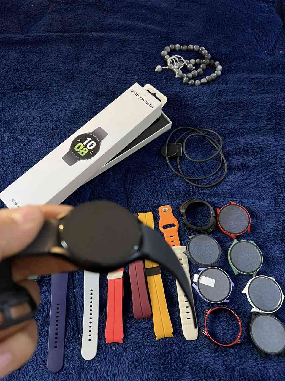 ساعه سامسونك اصلي الجيل الخامس 5 فول نضافه محلقات كامله كيبل شحن اصلي وياها سير عدد 8 وغلاف خارجي للساعه عدد 8 وكلهن استعمال قليل واكو بيهن جديد م مستعمل السعر 125
واتساب ***********
