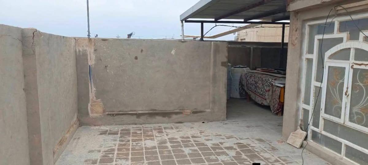 سلام عليكم دار للبيع مساحه 215 صب كونكريت طابوق جمهوري 3 غرف ومطبخ وصاله واستقبال وتخاريج داخليه وخارجيه مكان النجف الاشرف قي البراكيه شارع المطار القديم يبعد عن الشارع 100متر للاستفسار اكثر رقم موبايل / ***********
