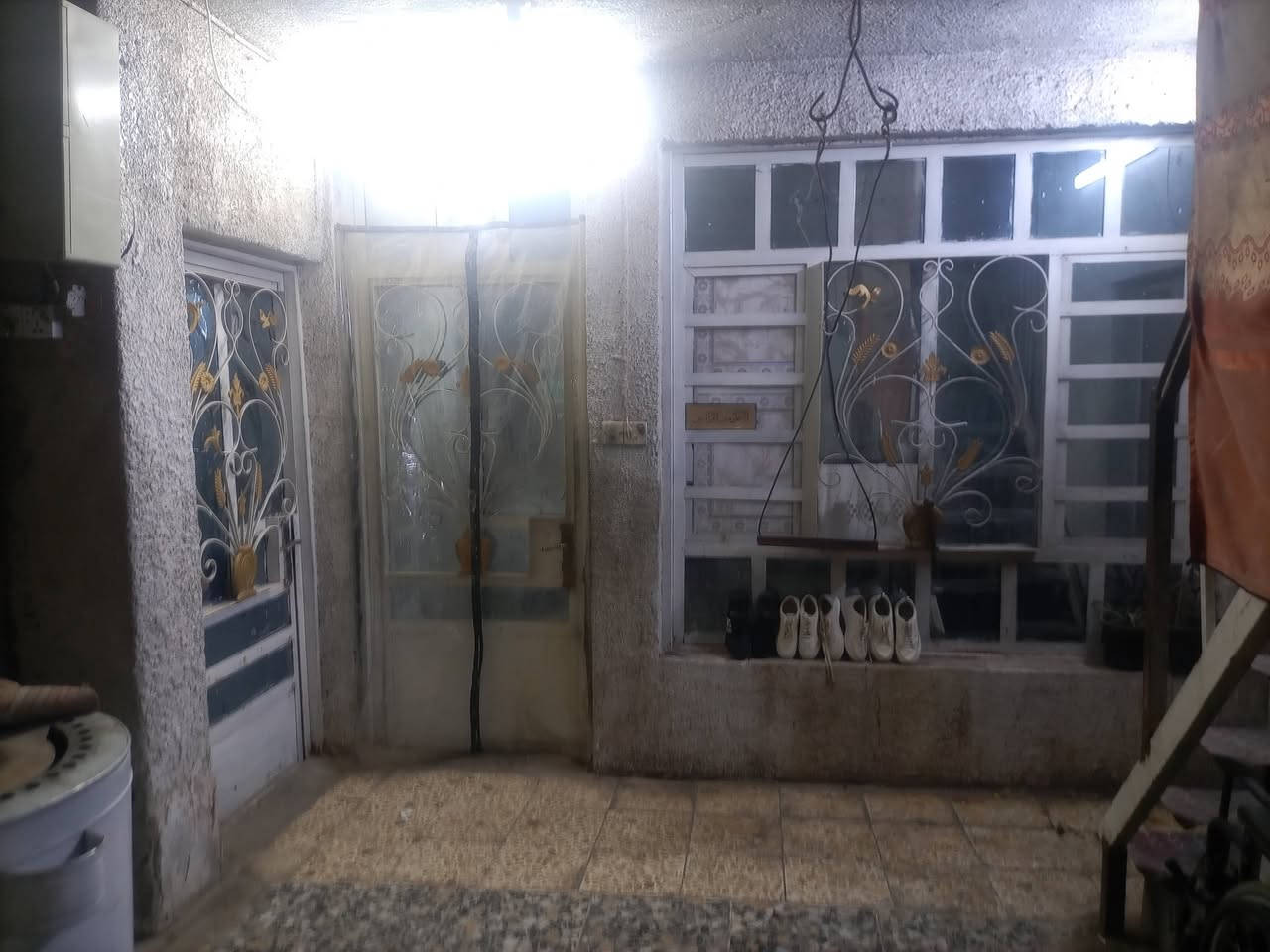 للبيع ملك صرف المساحه ٦٥ متر يحتوي على صاله ٥×٤ غرفة نوم٥×٤ طرمه مطبخ صحيات محل معزول عن البيت الطابق الثاني غرفتين نوم ٥×٤ صب مسلح الثانيه ٤مربع الجدران بناء السقف سندويج حمام  +ممرالطول ٥ العرض ٢ متر سطحين على الشارع العام الشرطه الخامسه  شارع المدارس مقابل مول العائله سعر مناسب جدا***********
