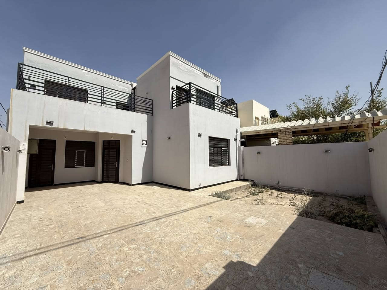 دار سكن حديث للإيجار 
محافظة النجف الأشرف 
مجمع بيتي الاول
مساحة 200 متر طابقين درجة اولى بناء حديث وراقي
الدار ركن وثالث بيت عن شارع المجمعات ومقابل بوابة دخول مجمع الأميرات الثانية مباشرةً 
يحتوي أربعة غرف نوم وثلاثة صحيات ومطبخ حار وبارد واستقبال وكراج يتسع لسيارتين وحديقة ومنور وبالكونتين
تانكي وماطور وسخان جاهزات والحديقة مدفونة بس تزرعها
سعر الإيجار/ 500 الف
الراغب بالإيجار يتصل بنا
*********** 
عقارات صادق الخزعلي
