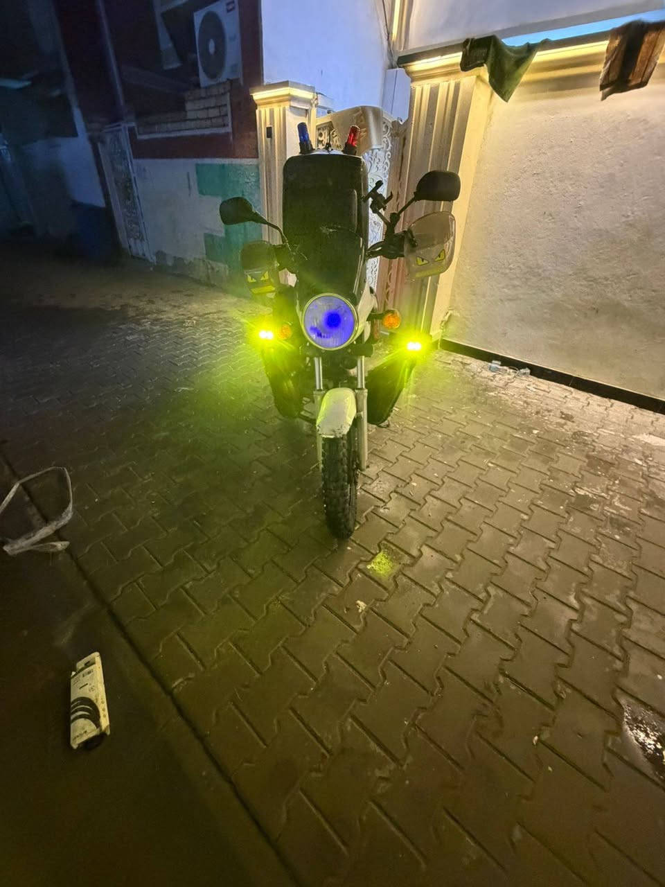 السلام عليكم
اقرء المنشور زين قبل الاتصال هاي 
دراجه بوكسر كلاسك لون ابيض  
مديل ٢٠٢٢ اصل 
رقم بغداد بسمي تحويل مباشر 
الدراجه من الشركه لحد الان ع ايدي 
مجفتها بل وكاله مال باجاج بل كراده مبدل بوشه وبستم فقط بدون شرک 
گير ومكينه وكلچ مكفولات وعلى الضمان 
عليها ادامه كامله يم دكان سليم 
تايرات جدد كابريتر اصلي وكاله شرط تخم بنزات بريك 
٣ قمچيات جدد گلچ وبانزين وكيلو متر  
الدراجه بدون حادث بدون گلبه   
جاهزه للاخير الف ما تصرف عليها 
ومكفوله ع الفحص وين ما يعجبك 
عليها اضافات معى الدراجه كشافات لد اصلي ولايت امام عدسه اصلي شرط من سيزر  
وعليها جنط ٣ صفاحيات ثنين وحده مال چبير مال غراض 
وبل عافيه ع الياخذه  
سعر  ١٩٠٠ وبيها مجال
مكاني بغداد الرصافى 
ه‍ــ ***********
