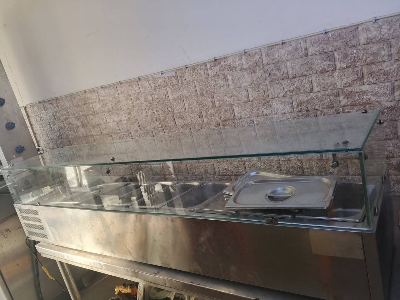 اغراض مطعم للبيع
براد عرضه أو محضره كبسه صاج كريل بركر 
العنوان بغداد الدوره ***********
