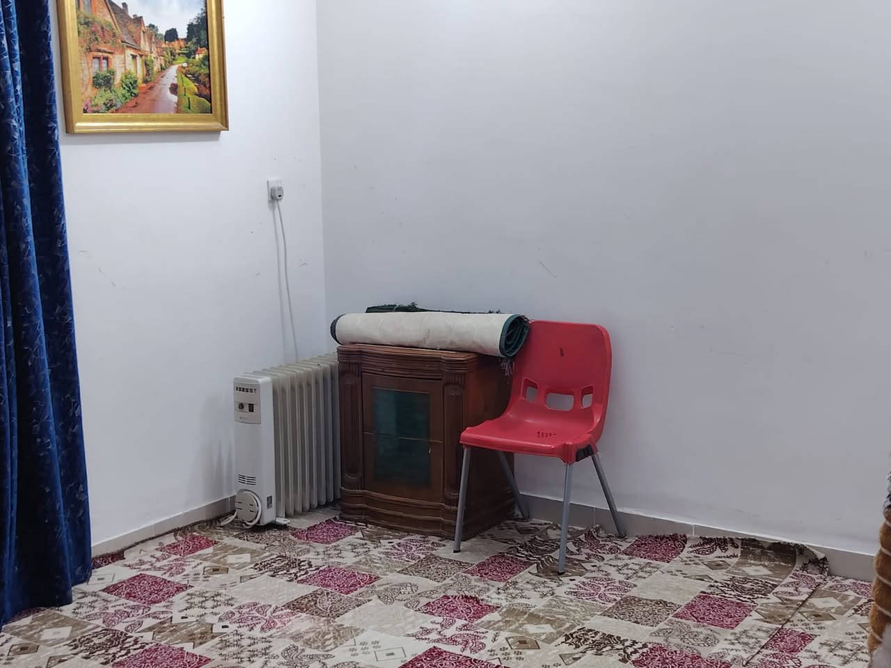 السلام عليكم شقه ارضي مال ارامل للبيع في مجمع ام العصافير السكني الجديد ديلوكس الشقه كلش نضيفه الاستفسار على الرقم ***********
