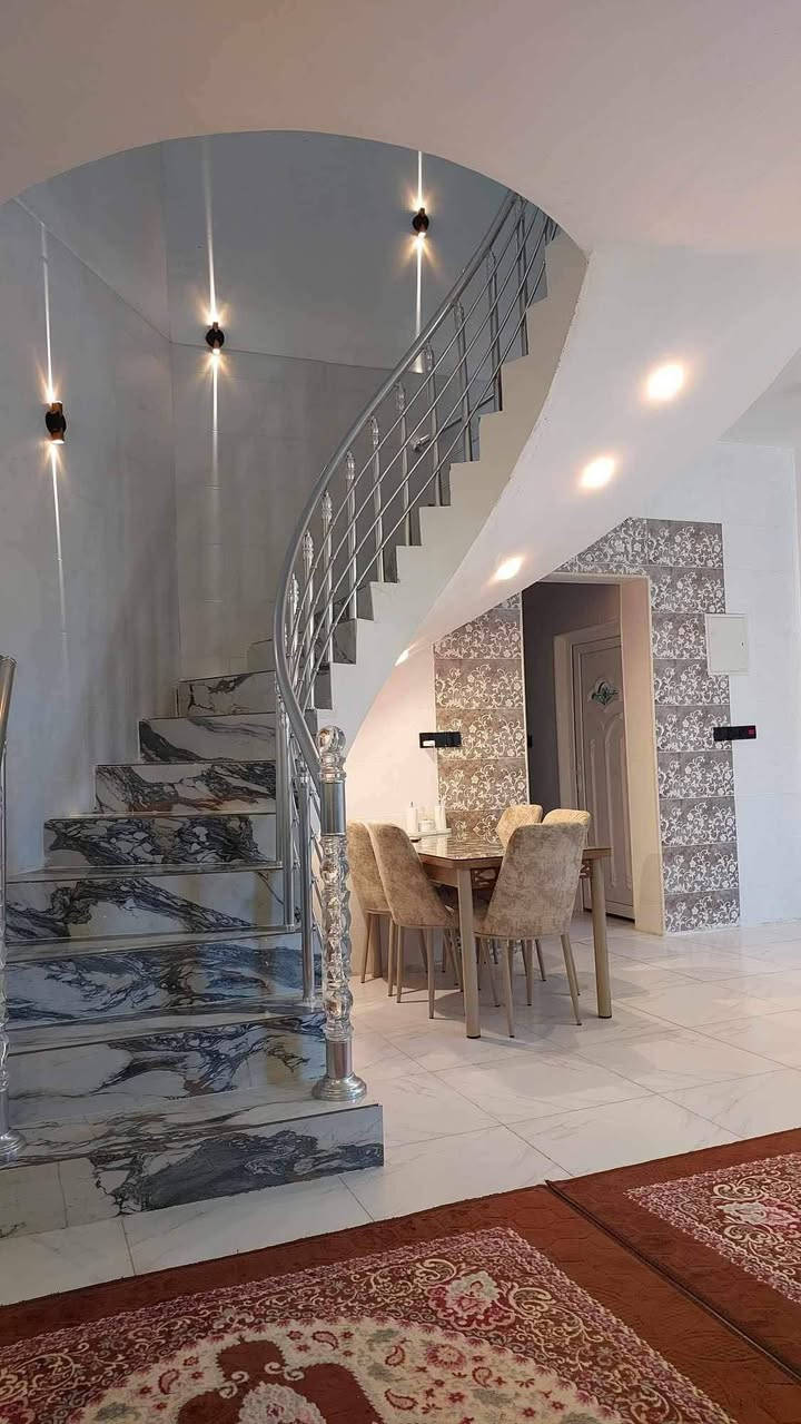 بيت للبيع 200 متر طابقين طابو صرف  ..بناء حديث فول مواصفات ما مطلوب إسكان ولا عقاري...الأساس كونكريت مسلح ...الطابق الاول استقبال وهول  ومطبخ وغرفتين نوم وصحيات داخلية وخارجية نظام شرقي وغربي و2 مناور  وكَراج سيارة وحديقة 
الطابق الثاني غرفتين نوم وهول  وصحيات 
سيراميك وبورسلين درجة أولى من ايتاكا ...السطح شتايكَر البيت كامل من جميع النواحي نقص فقط تغليف الواجهة/العنوان كوت حي الجامعه 
***********
