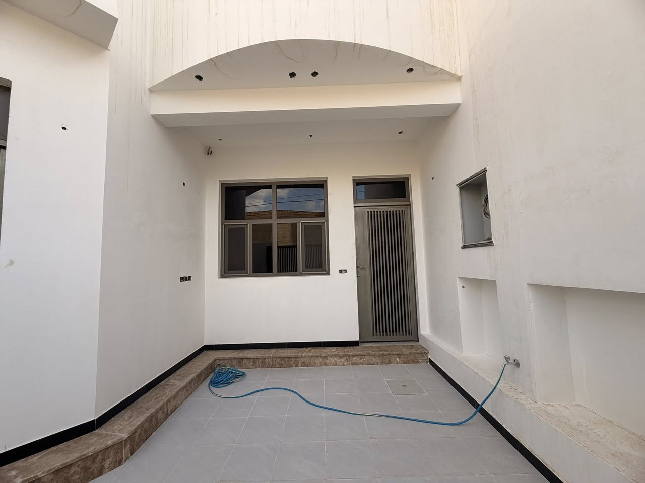 🛑 دار سكني  للبيع 🛑
المنطقة :  حي الحضاره 🚩 
اقرب نقطه ؛مقابل محطه وقود الحضاره قرب الشارع الرئيس
المساحه :  200✅  كونكريت مسلح طابقين اساس رفت

التفاصيل :  غرفتين نوم ومطبخ حاروبارد وستقبال مع مجمع صحيات وصحيات داخليه وخارجيه مناورعدد ثنين 
    
الطابق الثاني ;غرفه وصاله 🛑 

للاستفسار 
     مراجعة مكتب رسول الوزني للعقار  
الديوانية . حي الحضارة بداية شارع اسواق طيبة
 للمعلومات ولمزيد من التفاصيل ⬇️
       مراسلة الصفحة  
      او الاتصال
***********
