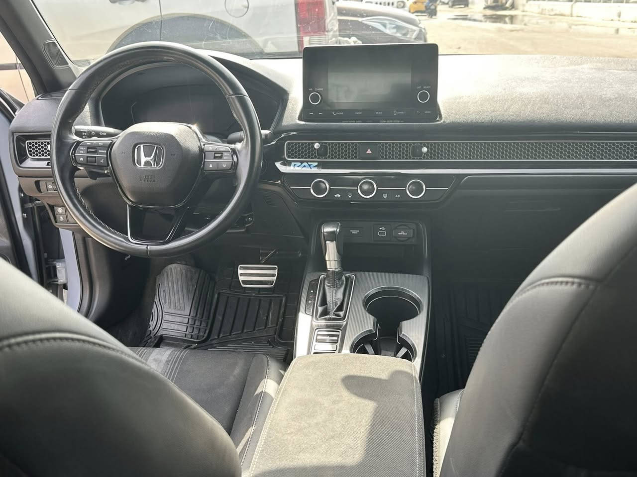 للبيع  

هوندا سيفيك 2024 سبورت

لون سمنتي مميز

بصمة

موديل 2024 

محرك 2000 

شاشة وسطية 

تحكم ستيرن 

هاند بريك دكمة 

نظام قيادة متعدد 

كاميرا خلفية دوارة 

دخول ذكي 

عزل تام 

نظام ملاحة 

نظام بلوتوث + USB 

ضررها بنيد وجاملغ والباب خلف السايق صبغ 

كير محرك وصدر تخبل السيارة 

ماشية ب خمسينات 

رقم الشاصي من ضمن الصور بس اكتبه ع گوگل ينطيك صور الحادث 

للاستفسار الاتصال على 

***********

***********
