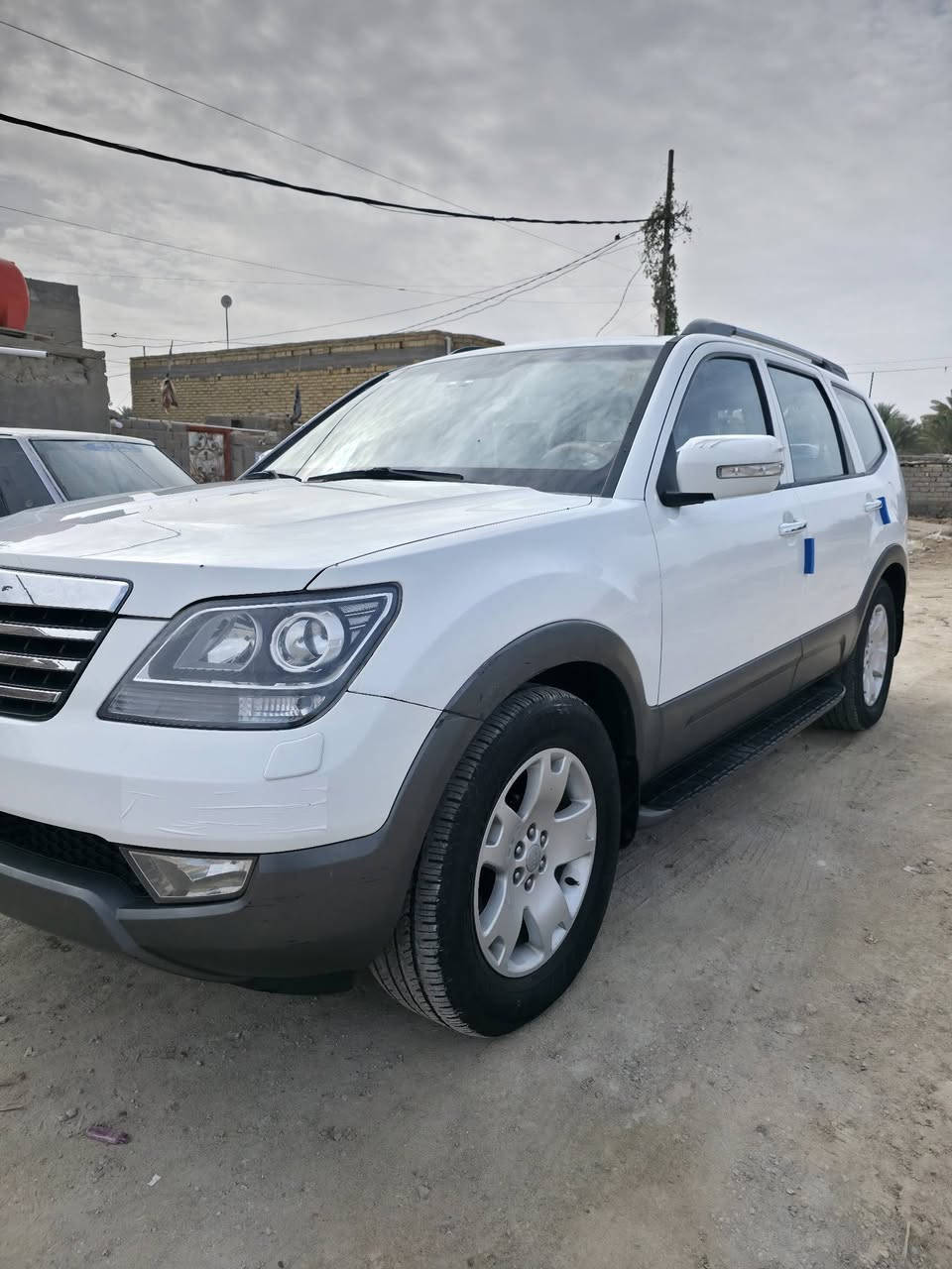 للبيع: كيا موهافي 2013 - باسمي
​المواصفات العامة:
​الموديل: 2013.
​الرقم: بغداد، رقم جديد وهزة جديدة، والسنوية باسم صاحب السيارة والتحويل مباشر.
​الكفالة والضمان (شرط الفحص):
​السيارة مكفولة كفالة عامة (من الضربة، الصبغ، والتبديل) صبغ شركة وبدن كلش نظيف.
​الحداية: بلاد وعلى وضع الشركة (نعومة تامة وبدون أي أصوات).
​الدعاميات: بلادية ونظيفة جداً.
​المحرك: صوته سليم وناعم جداً عند التشغيل الصباحي وعلى وضع الشركة.
​محرك وكير وفور ويل بشرط الفحص (قطرة نقص أو خلل ما بيها).
​الإضافة الاقتصادية (منظومة الغاز):
​السيارة مجهزة بـ منظومة غاز LPG من أرقى الوكالات العالمية.
​سعة الخزان: 60 لتر (المنظومة تحت الضمان واقتصادية جداً).
​المواصفات (فول 1/1):
​المحرك: 3800 (6 سلندر) عزم وقوة ونشاط.
​العداد: عداد ليزري بلادي.
​الجنطة: شفط كهربائية بلادية.
​البصمة: تشغيل وأبواب.
​الكشنات: جلد (كهرباء) مع نظام تدفئة وتبريد وذاكرة خزن (Memory Seat).
​المرايا: جانبيات قلاب مع البك (Reverse).
​القيادة: مثبت سرعة مع خيارات وضع القيادة (Drive Mode).
​السلايد: فتحة سقف شغالة.
​التبريد: 3 قطع (ثلج ماشاء الله) مع تحكم خلفي منفصل.
​الشاشة: شاشة كبيرة، كاميرا خلفية، وحساسات بلادية.
​الدفع: فورويل (4WD) جاهز وشغال 100%. 
السعر 165وبيه مجال وكلشي موجود بسوك والله يرزق الجميع 
للإستفسار الاتصال ***********
مكاني السماوه
