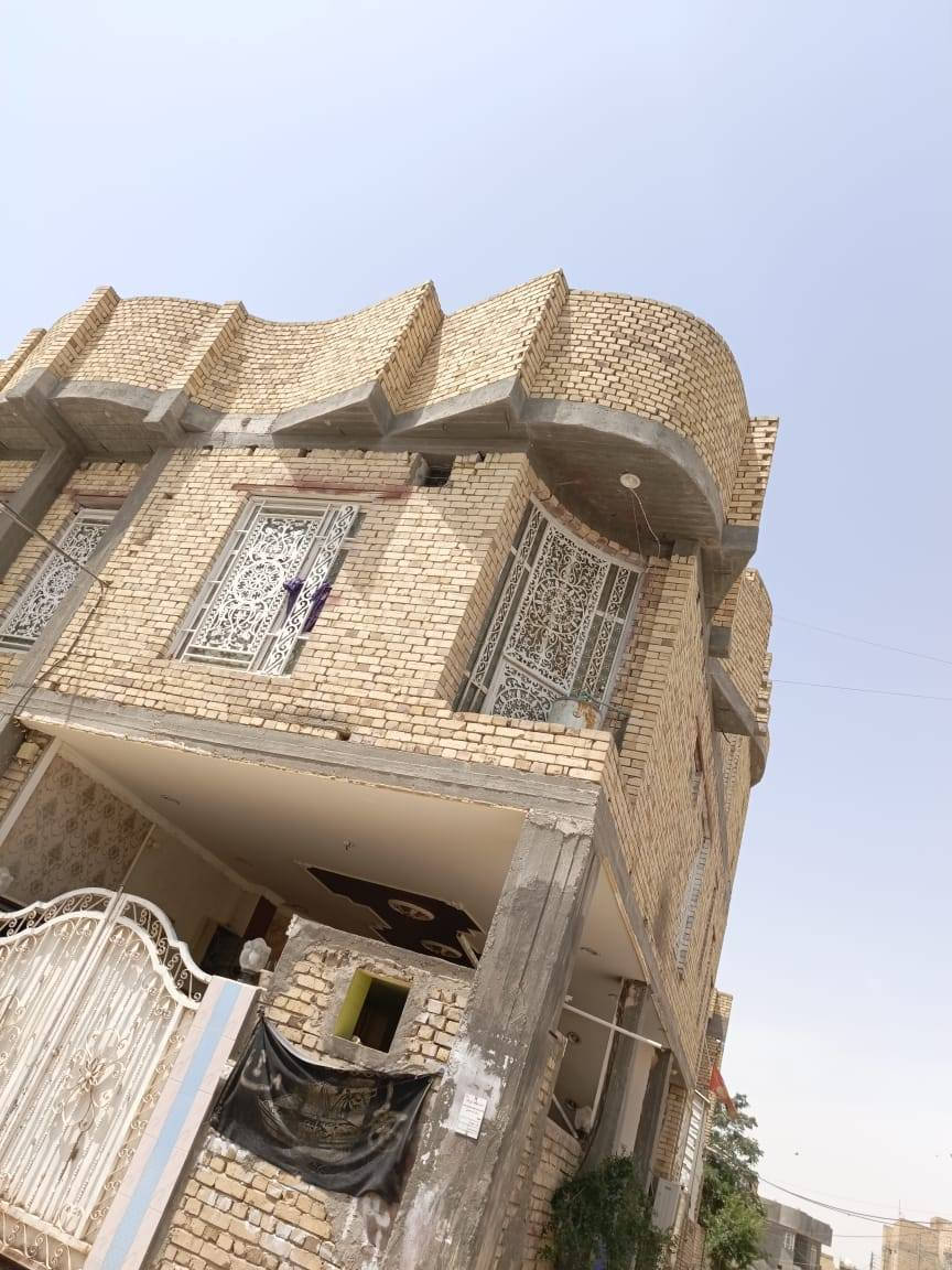 دار البيع  بحي الصادق ركن طابقين
مساحه البيت 175
الطابق الأول غرفتين وصاله واستقبال   ومطبخ حار وبارد وصحيات وكراج سياره 
الطابق ثاني 
اربع غرف وصاله مطبخ حار وبارد وصحيات 
الفوك مشتمل ودرج دخلي وخارجي ستفسار السعر بل رقم ***********
