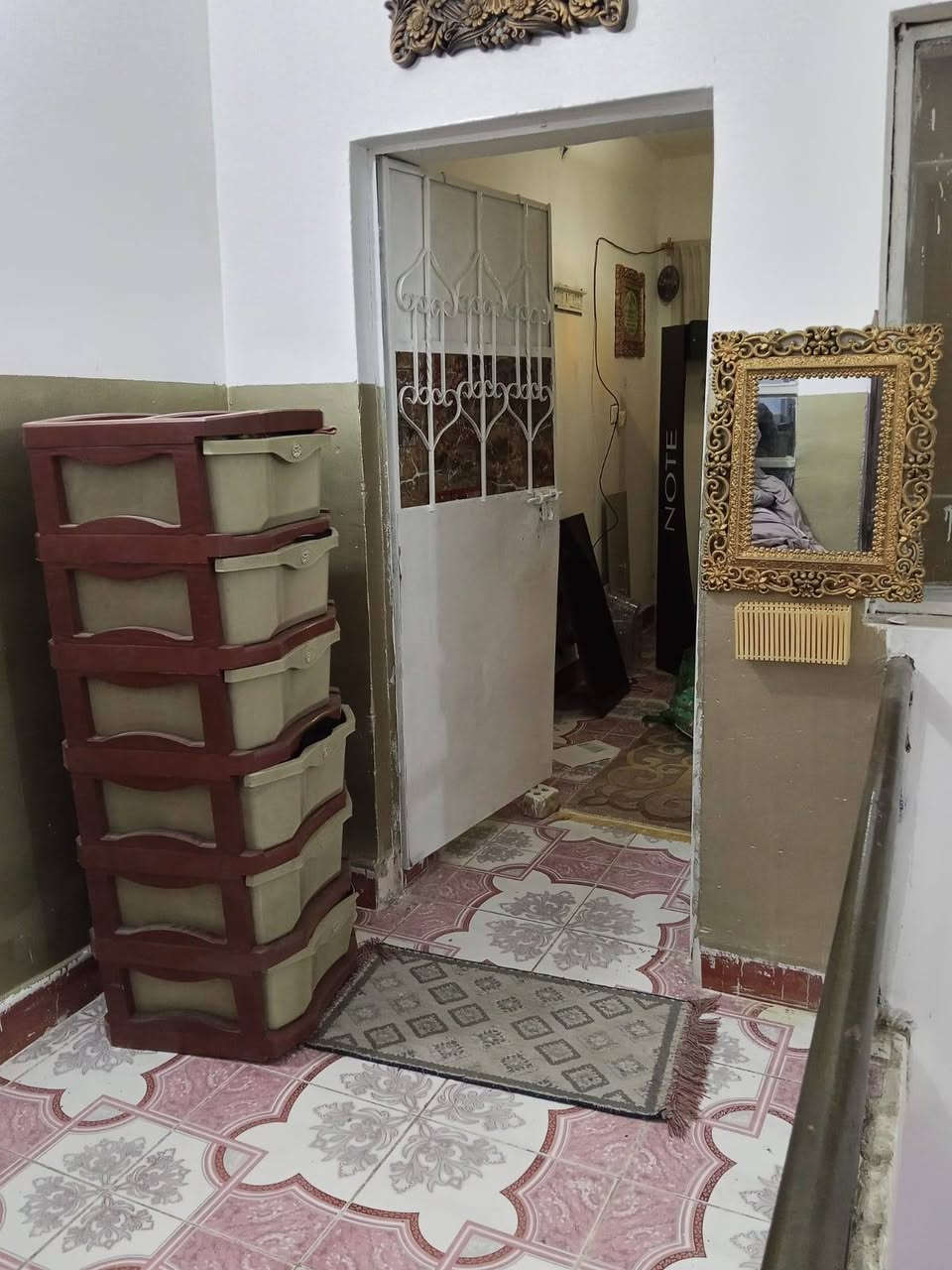 ١٠٠متر طابو صرف.  طابقين يحتوي مطبخ كبير سيراميك جداري و٤ غرف نوم ٣ بطابق الثاني وحدة بطابق الاول ويحتوي صالة جلوس ديكوراها تركي و٣  صحيات وحدة فوك وثنين جوة ويحتوي علة محل صغير عنوانة الدورة ابو دشير خلف المركز السعر ١٤٠ وقابل للتفاوض الرقم ***********
