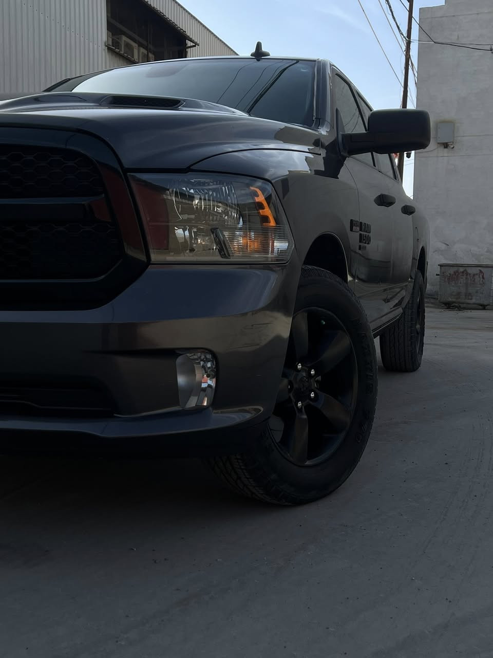 السلام وعليكم دوج رام كلاسك باب طويل بدي قصير موديل 22
السياره وارد كنده ضربته باب وجاملغ الراكب بدون يرباك 
مواصفات عاليه بدون فتحه 
ممشه السياره ٦٠ الف كيلو 
محرك ٥٧٠٠ فور ويل 
السياره جاهزه 
الرقم اربيل بسمي مكان بغداد 
مطلوب بل سيارع ٢٤٠وبيه مجال 
رقمي 
***********
