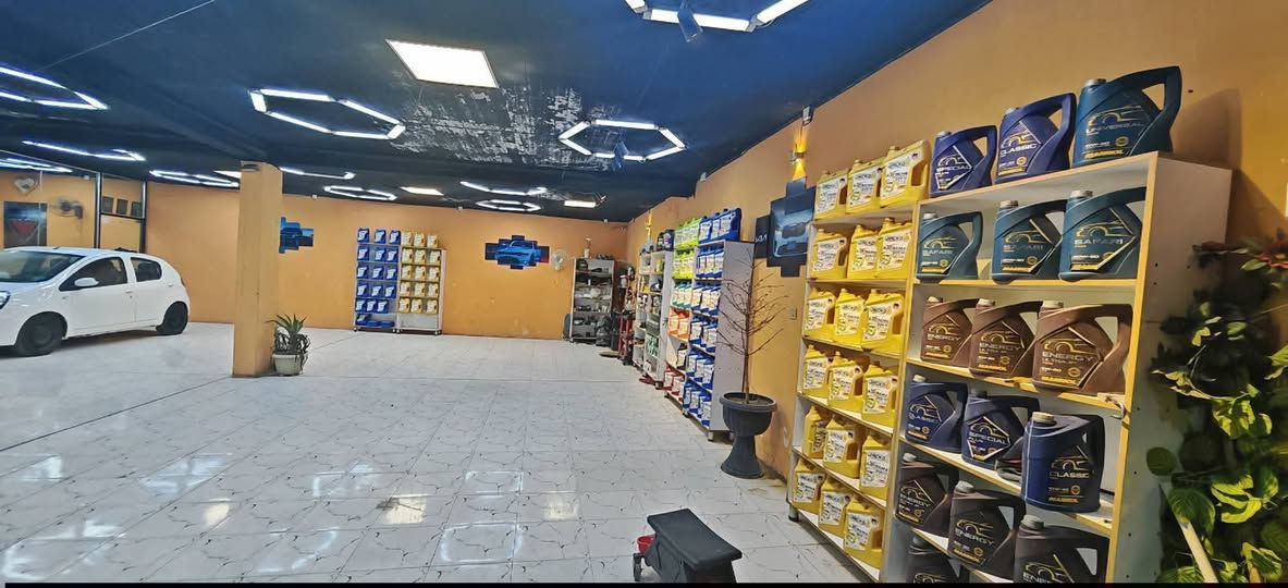 السلام عليكم للبيع محطه غسل وتبديل دهن وبوليش وحمامكو مكانه النجف كوفه شارع دور الحوزة
تحتوي على 
كمبريسر هواء 2
مضخه ماء 2 كهربائية وبانزين
مبرده كبيره
سبلت انفيرتر
رمبات حديد
منظومه كامرات
رفوف عدد 12
مكتب كامل 
ادوات بوليش
منظومه كهرباء بورد 
تانكي ماء 3
خط مولده مفتوح
يعني اليجي كبل يشتغل مايحتاج برغري سبب البيع لعدم التفرغ والله 
الله يرزق الجميع 
 بسعر مناسب  للستفسار ***********
