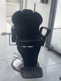 كرسي حلاقه السعر75الف  نضافه 100/100 للاستفسار الاتصال  07508103504