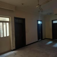 طابق ارضي • ١٨٠م • شقة/شركة