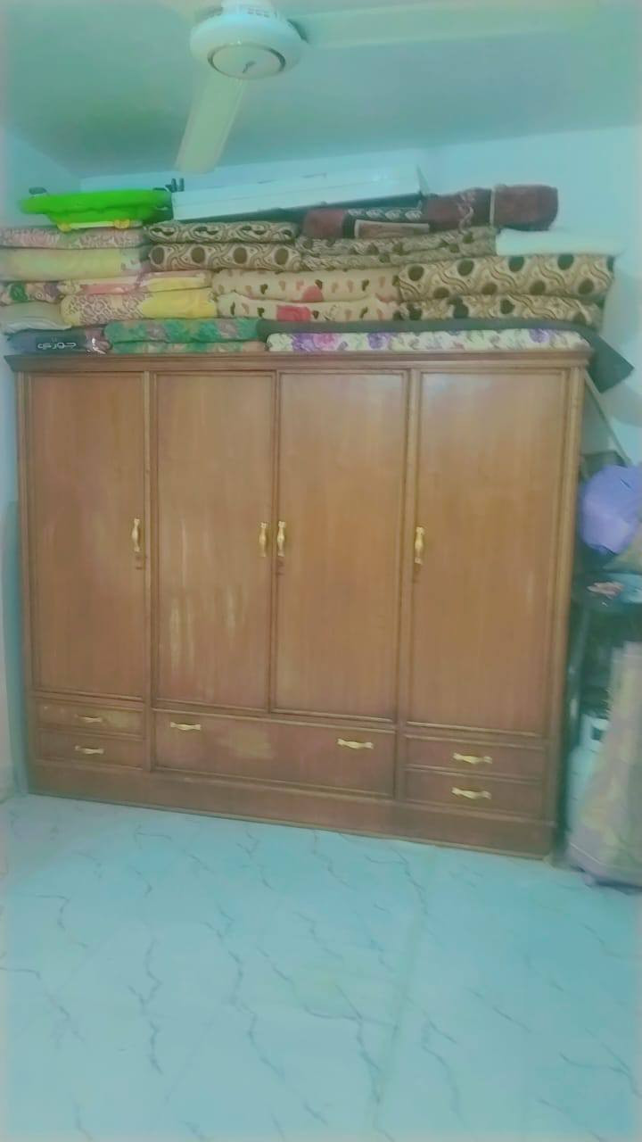 للبيع بيت مساحته 200متر بي غرفتين نوم وصاله ومطبخ وصحياد داخليه وصحيات خارجيه وطرمه كبيره وحديقه كبيره لبناء بلوك ولسكف صب ارضيه صلبه أرضيه جايبله مرمر عوزه بس سمنت ورمل مكانه بغداد شارع الجزيره منطقت الصلاح مقابيل مولد كاظم نوع العقار طابو زراعي 117لسعر 40وبي مجال بصيط***********(***********لاسيه واتساب فقط
