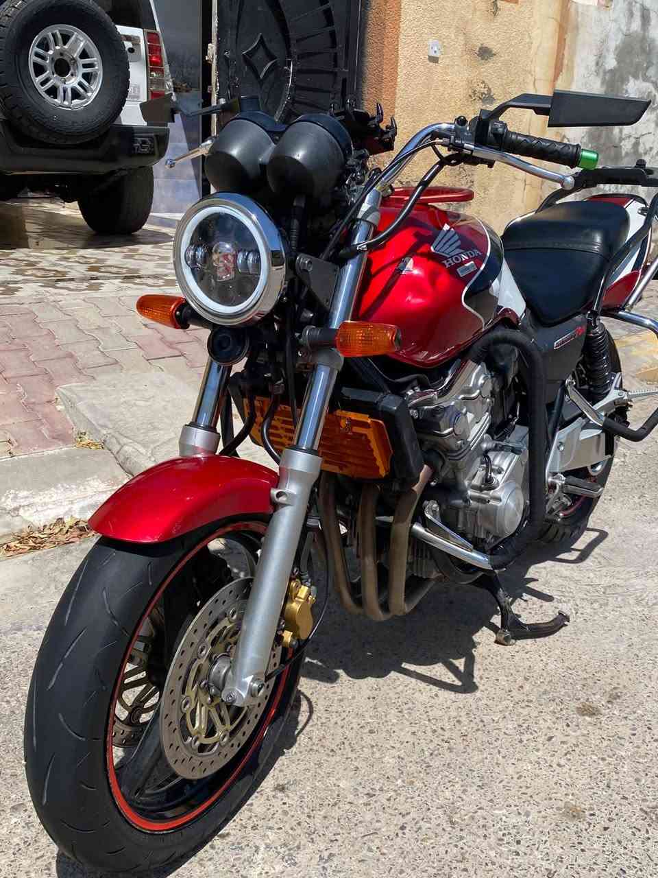 سلام عليكم اخوان العزاء CB400 نوزل موديل 2008 دراجة مال رنبة نازل من تميمي كفالة عامة علا وضع اليابان عليها اضافت كاسحة مازدة وتزويدات دراجة ناشفة مكينة كير كفالة تخم تاير الشراي يتصل *********** رجأ الي ميعرف قيمتها لايتصل تحياتي للجميع  عنواني ديالى

