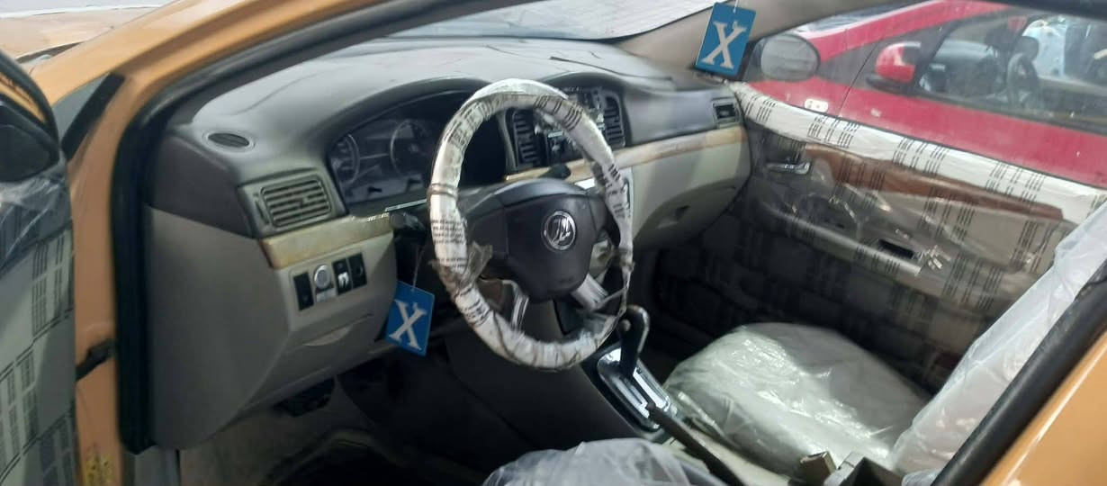 السلام عليكم ليفان 11 صدامي مالكه موجود عليه غرامه 40 الف هيئه ما مسجله السياره مابيه اي ضربه مكينه وكير اوتو بالكارتون جدد حداديه باور مشط كله جديد ترايك وين متريد مكاني نجف السعر قفل من الاخير 16 ....***********
