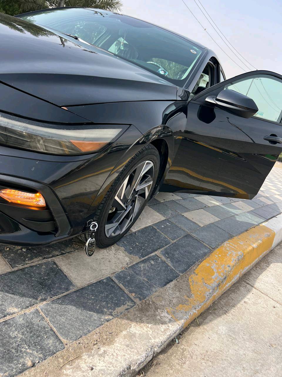 سيارة هيونداي إلنترا موديل حديث للبيع، باللون الأسود الأنيق. السيارة بحالة ممتازة من الداخل والخارج مع مقاعد مغطاة لحمايتها. مزودة بعدد من الميزات الحديثة والمريحة. التصميم الخارجي يعكس الفخامة والديناميكية، مما يجعلها خياراً مثالياً للاستخدام اليومي.