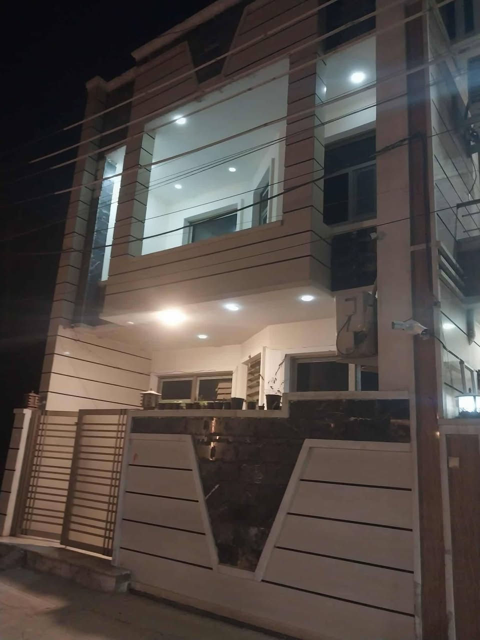 سلام عليكم بيت للبيع  مساحه 100 متر قاطين واجهه سته وربع نزال 16ارضيه مرمر ،
3 غرف نوم
 2صاله 
3حمام
  ابواب وشبابيك المنيوم طابو زراعي سند 25 الدورة- زراعية قاعة الطالب مربع الذهبي ثالث فرع يمين  رابع بيت يسار لأستفسار اتصل (*********** )بي واتساب

