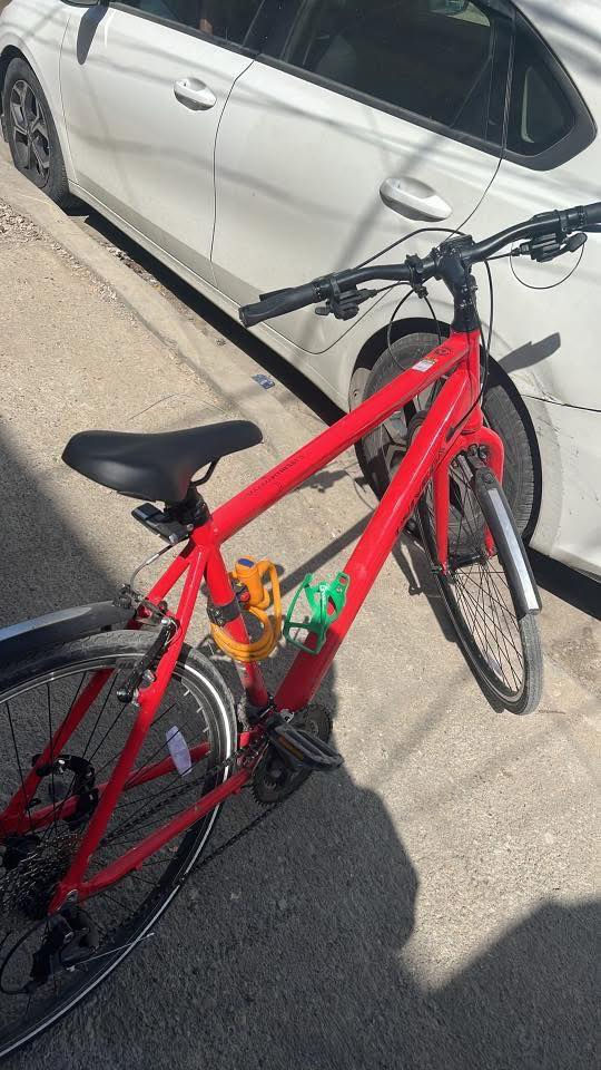 السلام عليكم ، بايسكل univega c700 رياضي مال للبيع اشتريته قبل شهرين بـ 250 ، اعلى سعر أبيع للعلم بيه كيرين كير امامي نمرتين وكير خلفي 7 نمر ووياه مُلحقات مثل " مُطارة رياضية ، ستاند مال موبايل وبنفس الوقت اضاءة وبنفس الوقت باور بانك" ووياه بم يدوي مال الهواء بَس القفل الاصفر اللي بالصورة ضايع  ، اعلى سعر ابيع مُكاني بغداد الغدير قُرب مُجسر الأمانة او علوة الغدير


**إذا كنت صاحب هذا الإعلان وتريد حذفه لأي سبب، رجاءا أرسل رسالة إلى الدعم الفني**