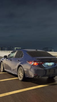 كامري هايبرد 2024 للبيع حادث جاملغ وبابين بدون دواخل سعر 188 ومجال جدا...